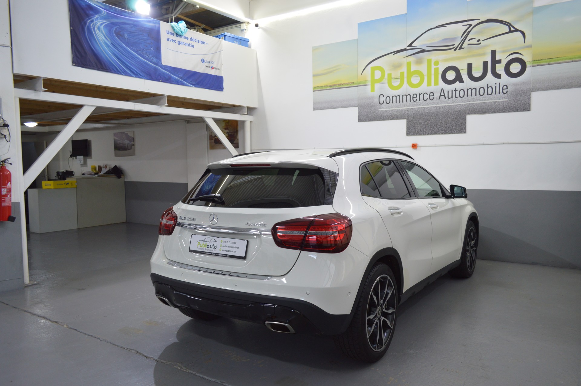 MERCEDES-BENZ GLA 250 AMG Line 4Matic 7G-DCT-image-3