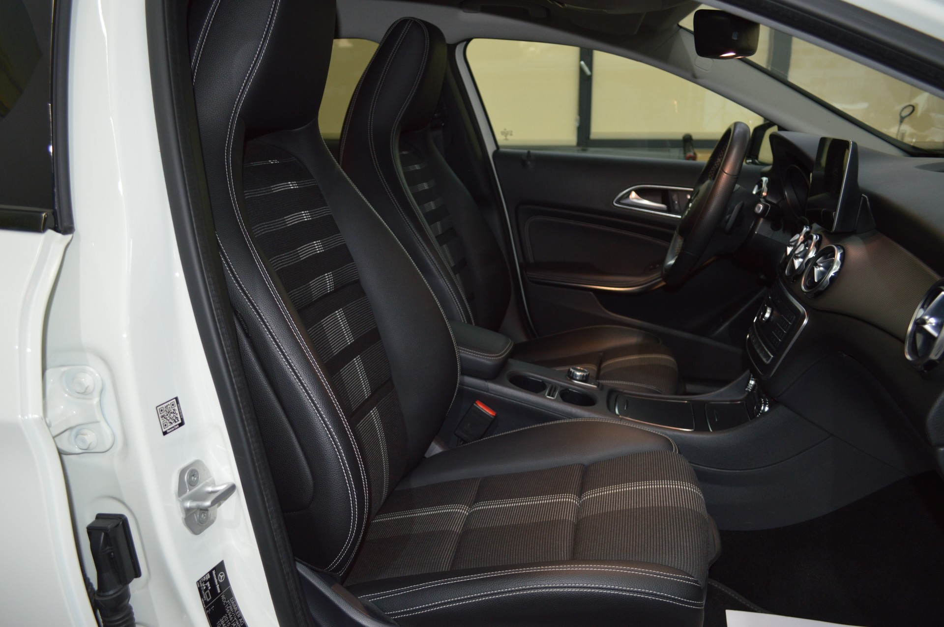 MERCEDES-BENZ GLA 250 AMG Line 4Matic 7G-DCT-image-9