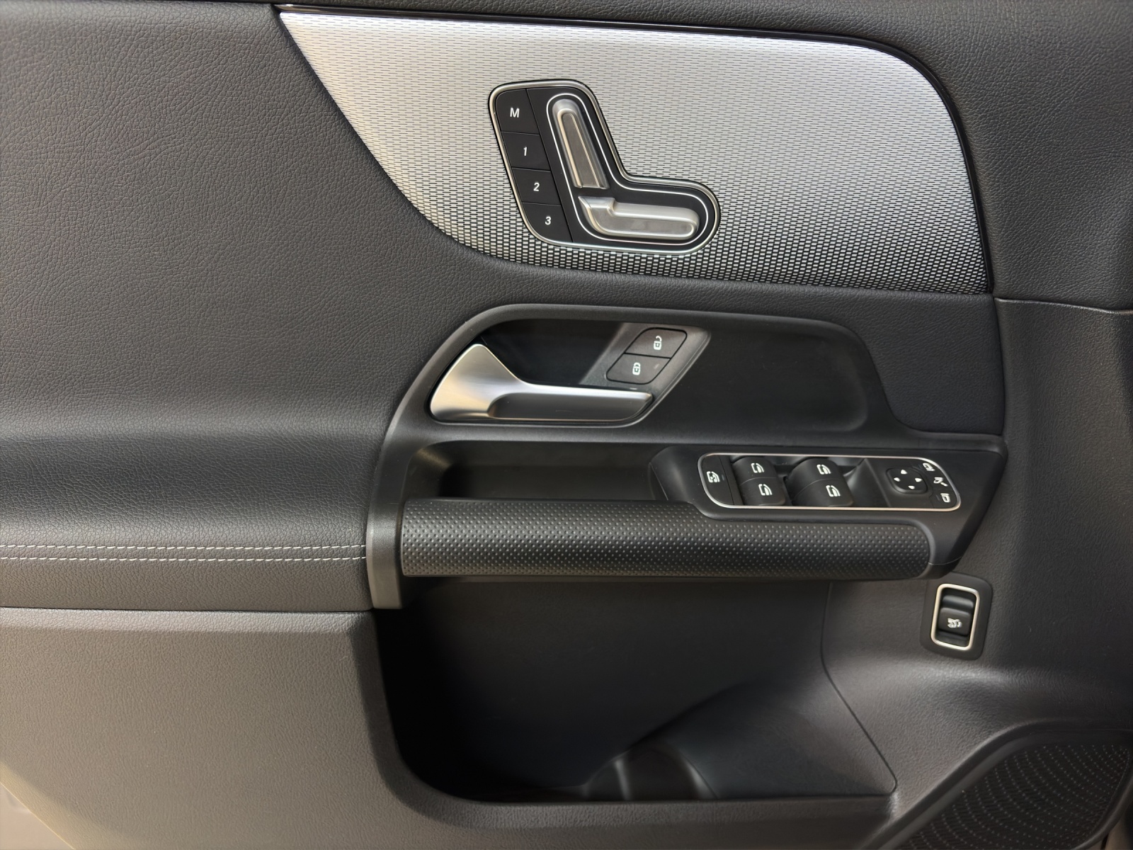 MERCEDES-BENZ GLA 200 4M Style 8G-D-image-8