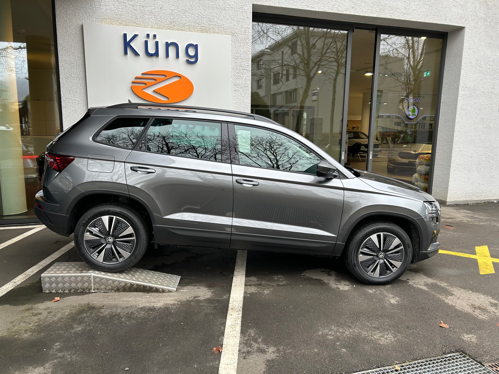 SKODA Karoq 1.5 TSI Dynamic DSG-image-1