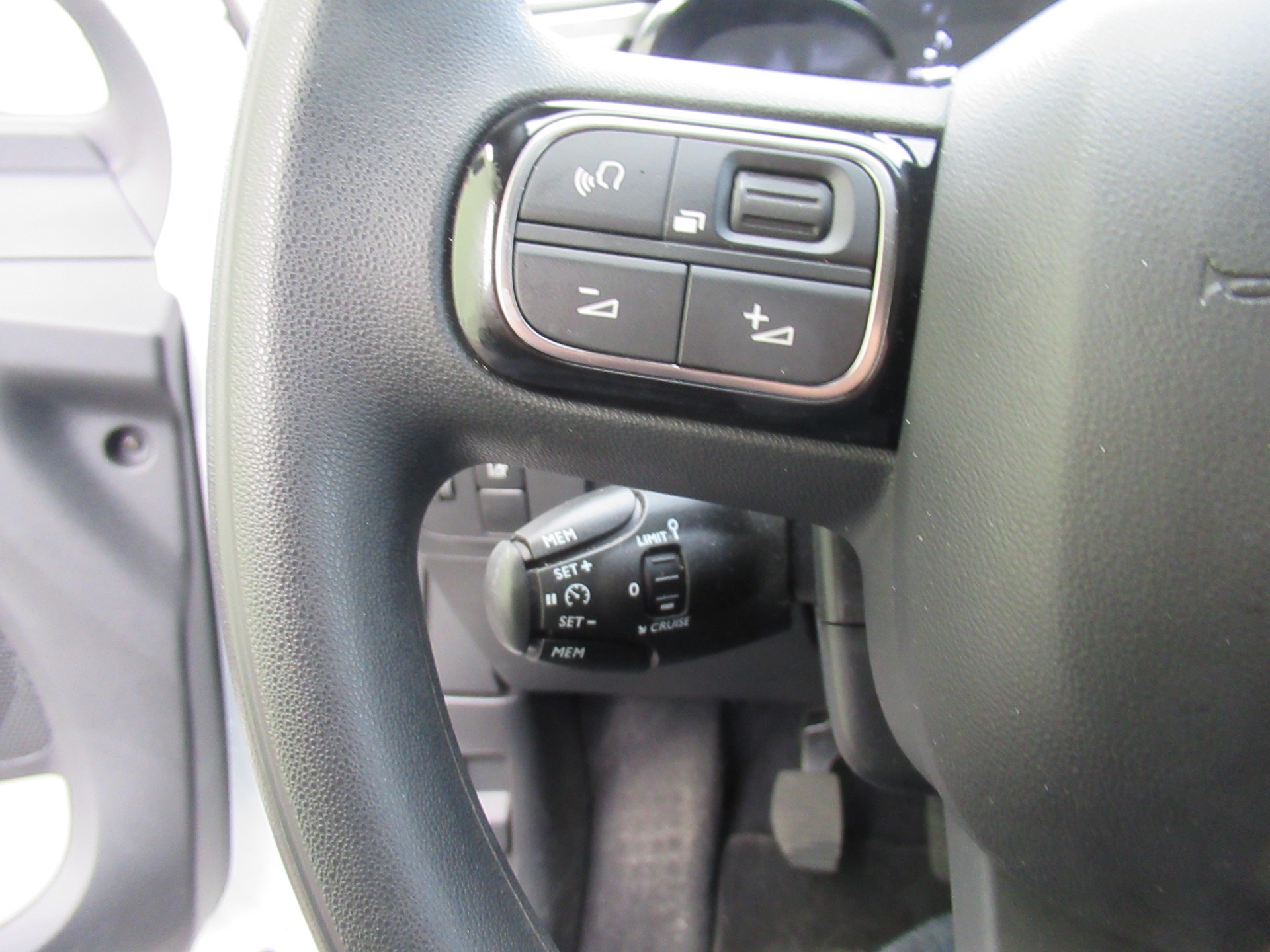 CITROEN C3 1.2i PureTech Swiss Edition-image-11
