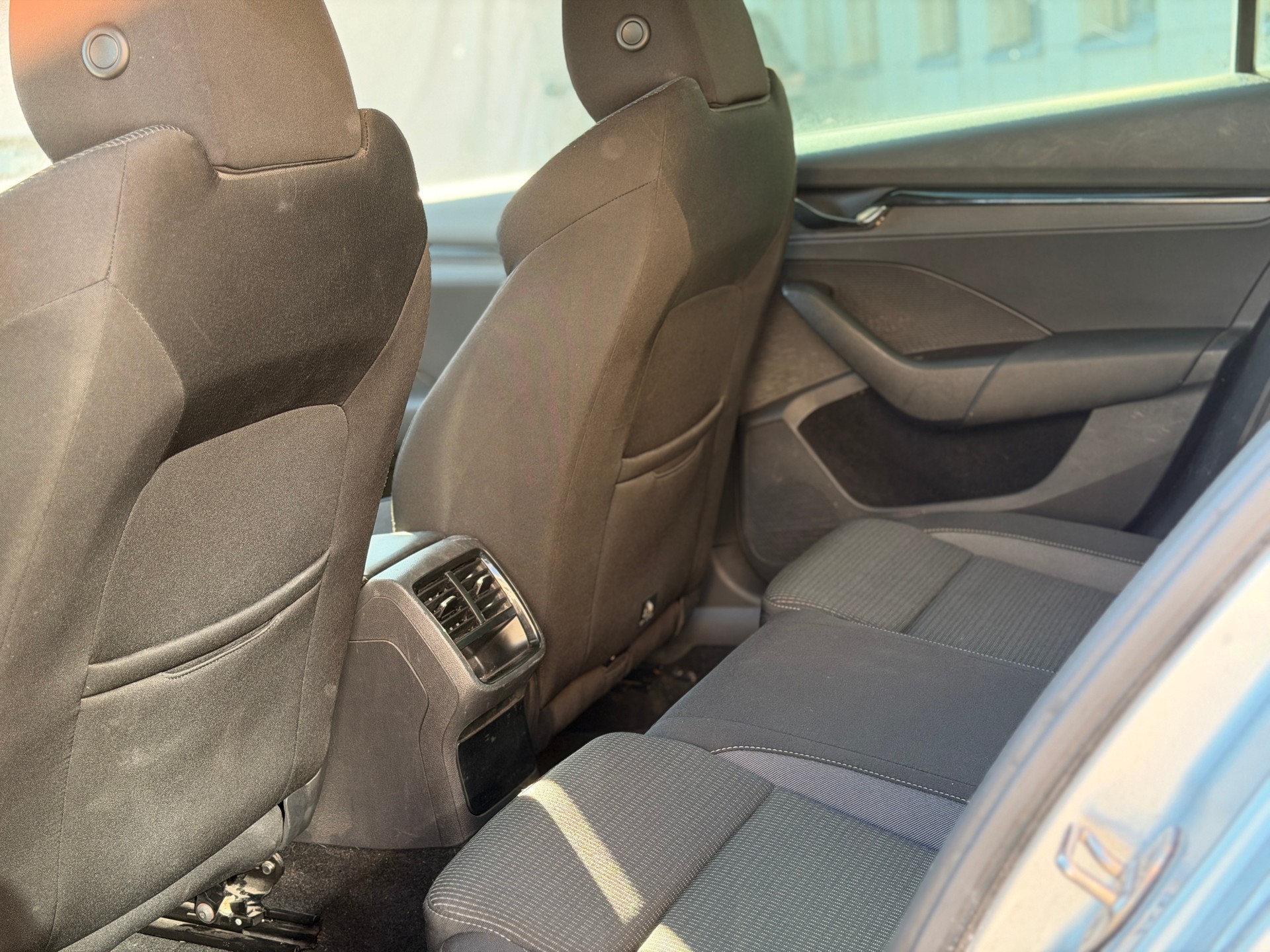 SKODA Octavia Combi 2.0 TDI DSG Ambition 4x4-image-17