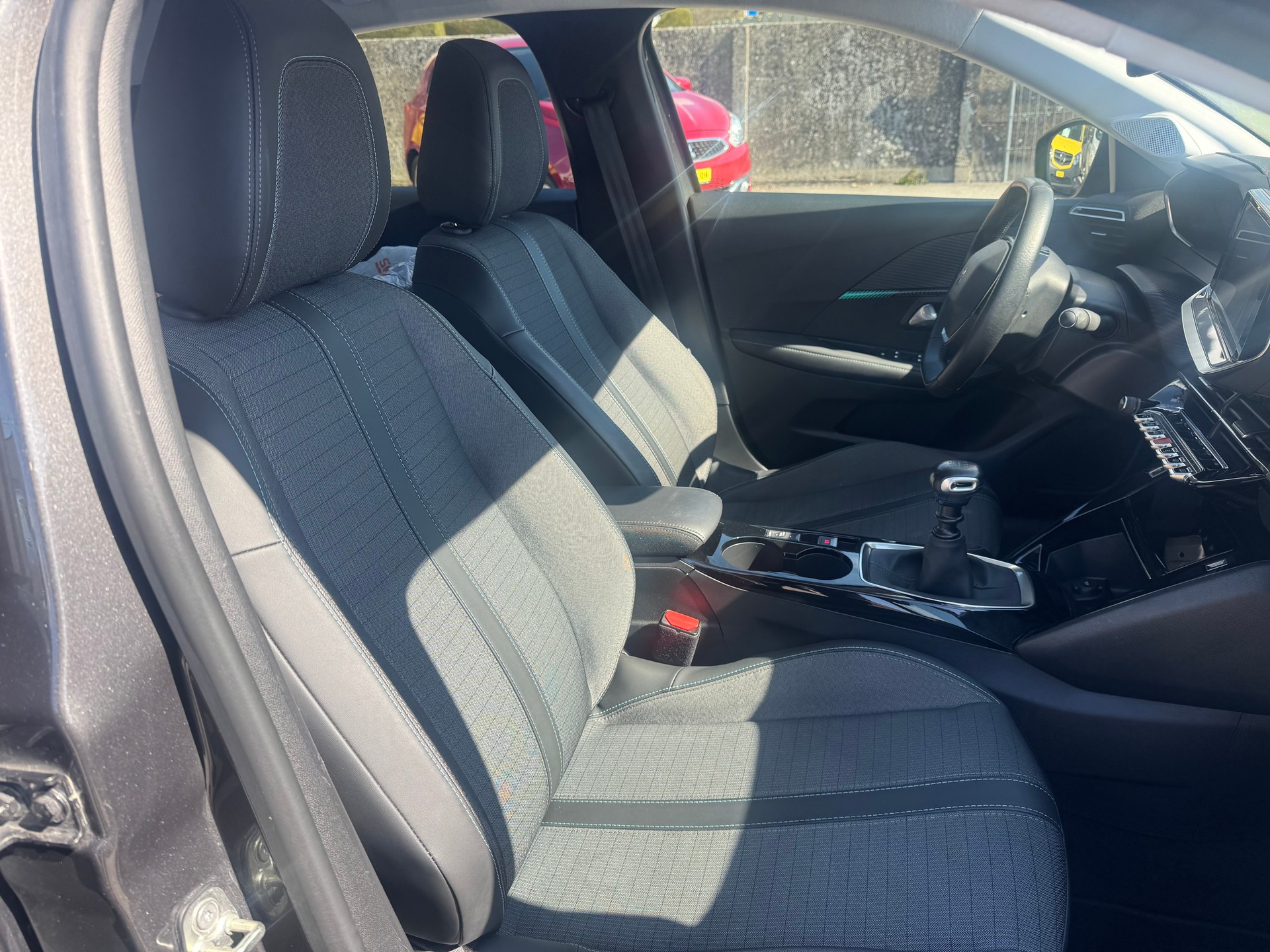 PEUGEOT 208 1.2 PureTech Allure Pack-image-9
