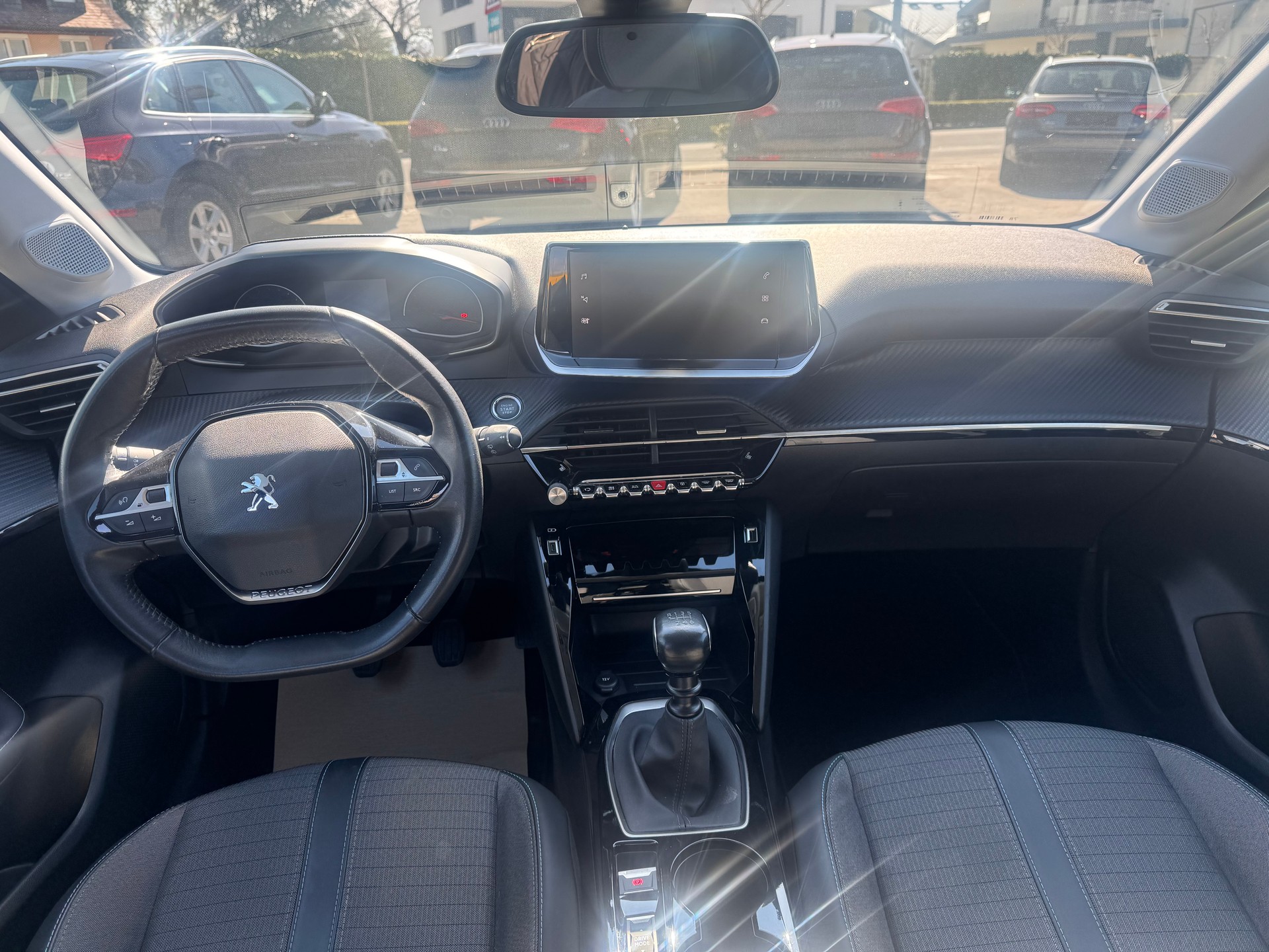 PEUGEOT 208 1.2 PureTech Allure Pack-image-10