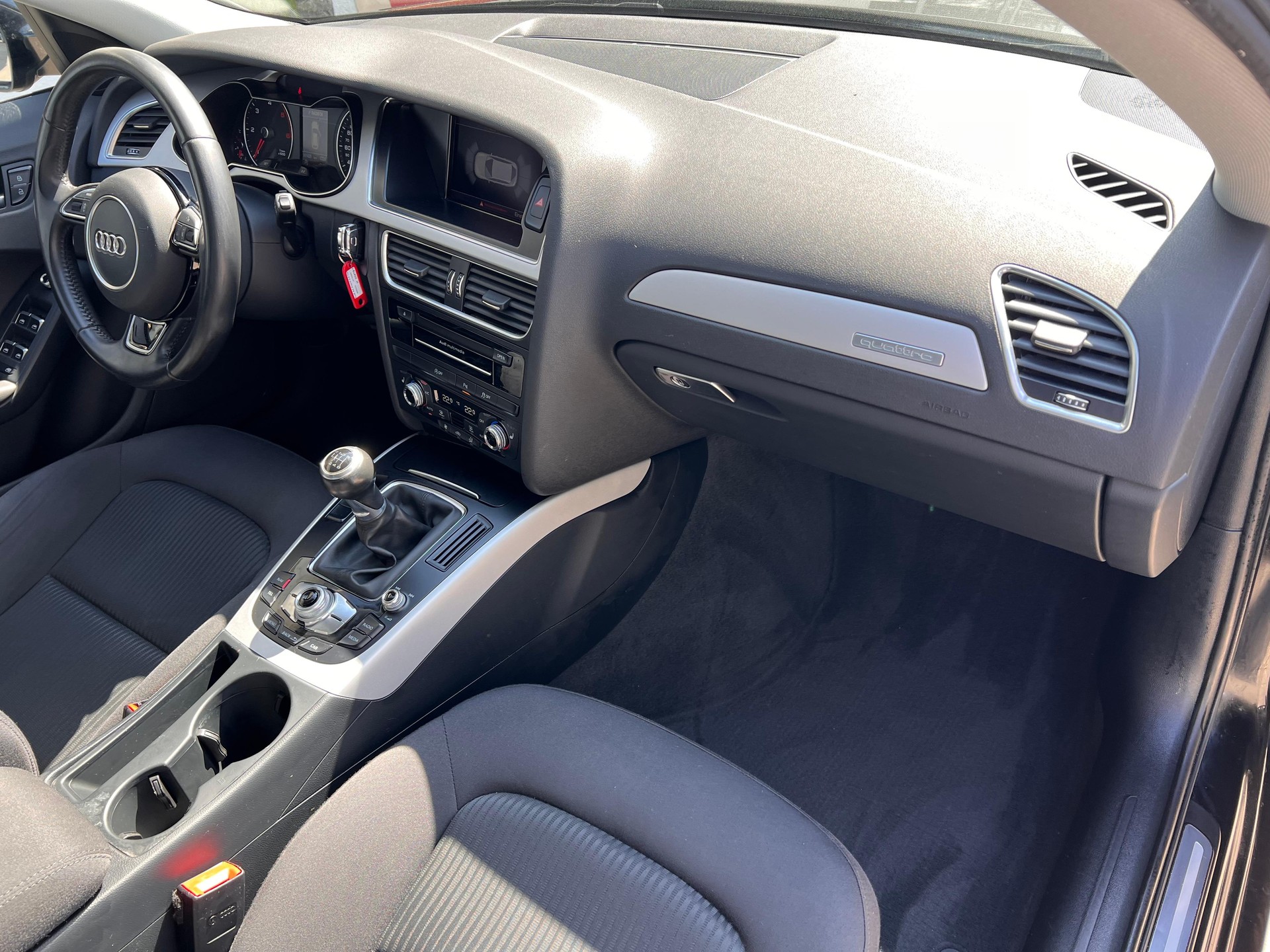 AUDI A4 Avant 2.0 TDI 150 quattro-image-13