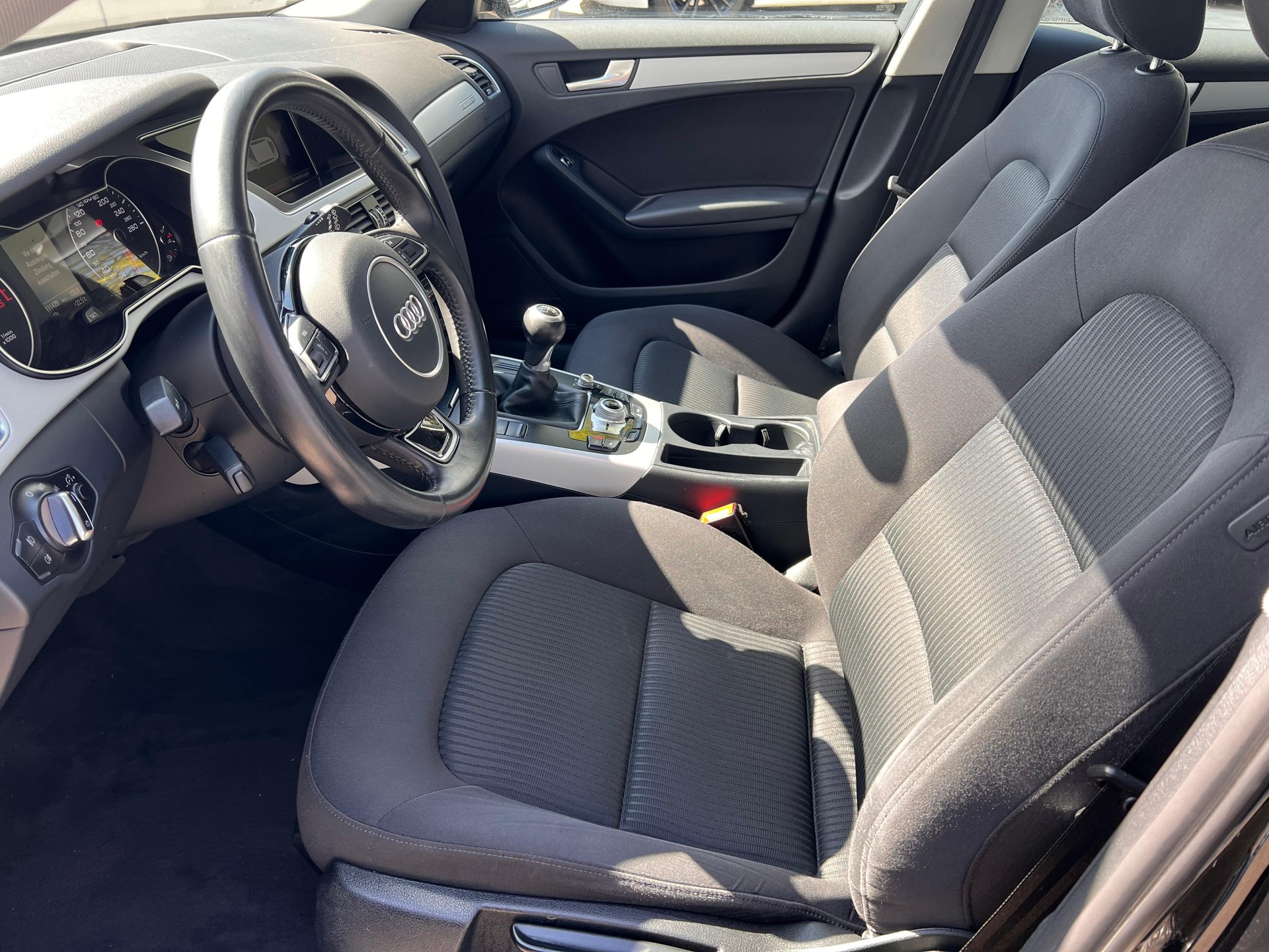 AUDI A4 Avant 2.0 TDI 150 quattro-image-8