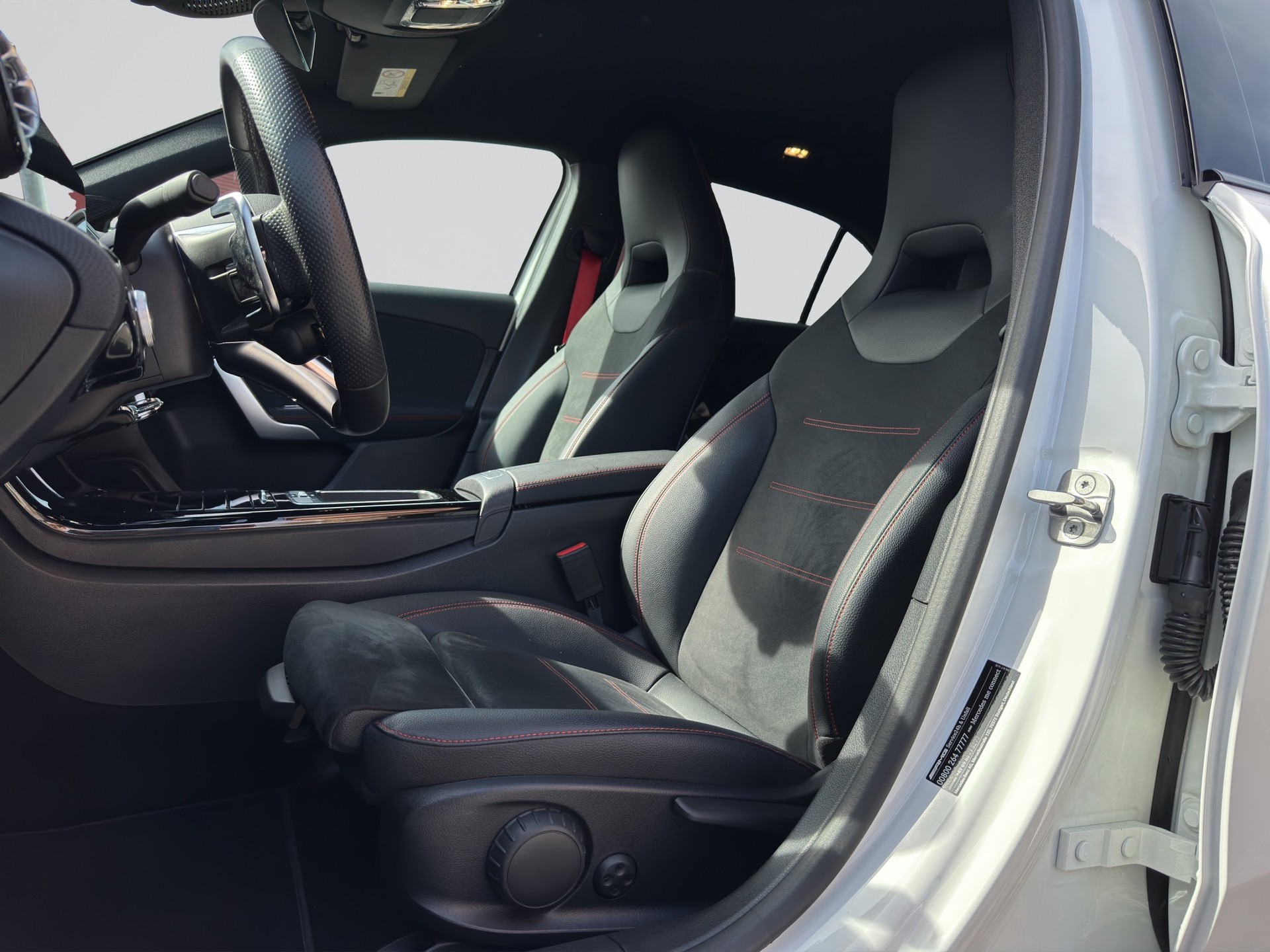 MERCEDES-BENZ A 35 AMG 4Matic Night 8G-DCT-image-5