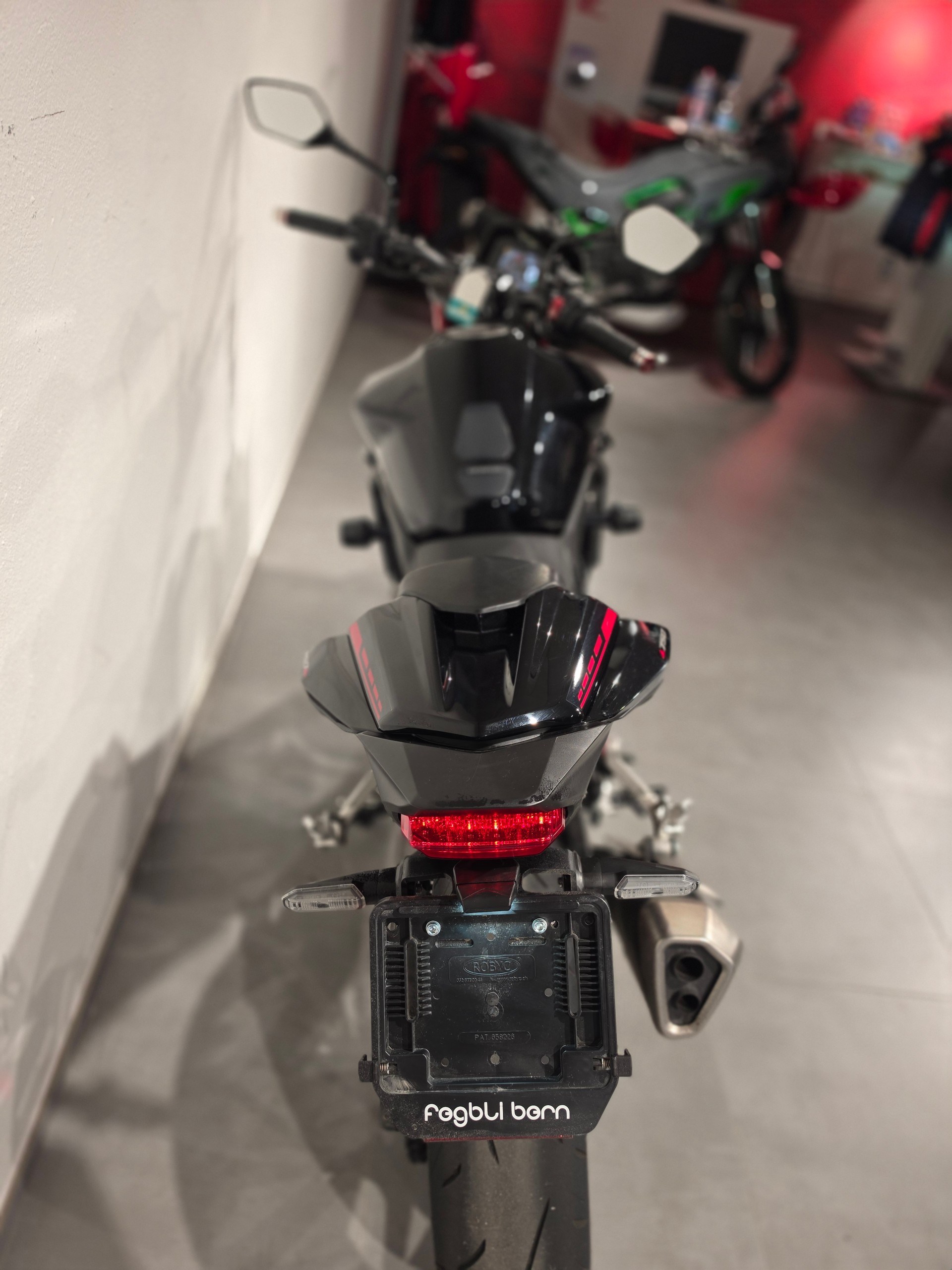 HONDA CB 750-showroom-element-3