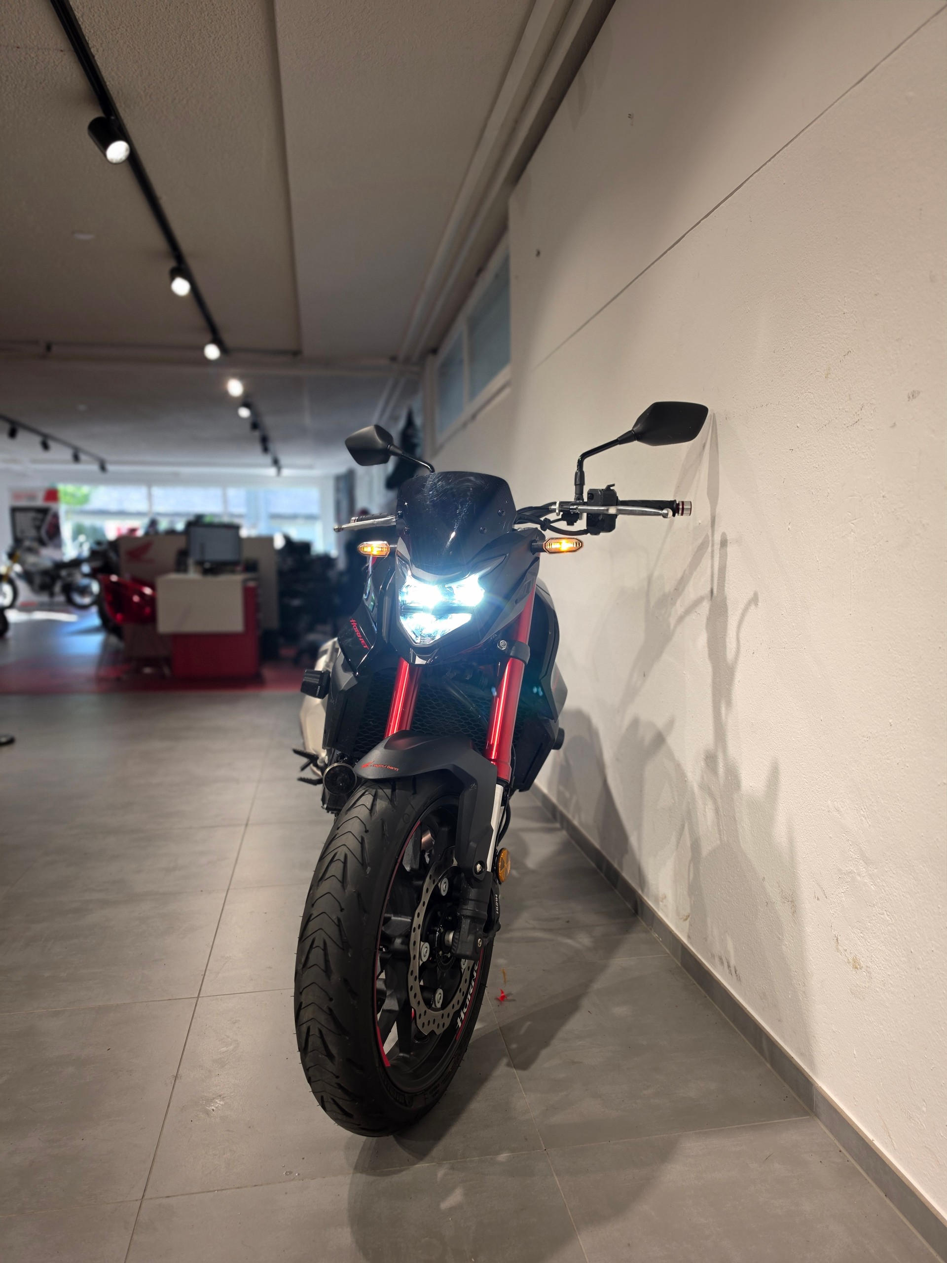 HONDA CB 750-showroom-element-1