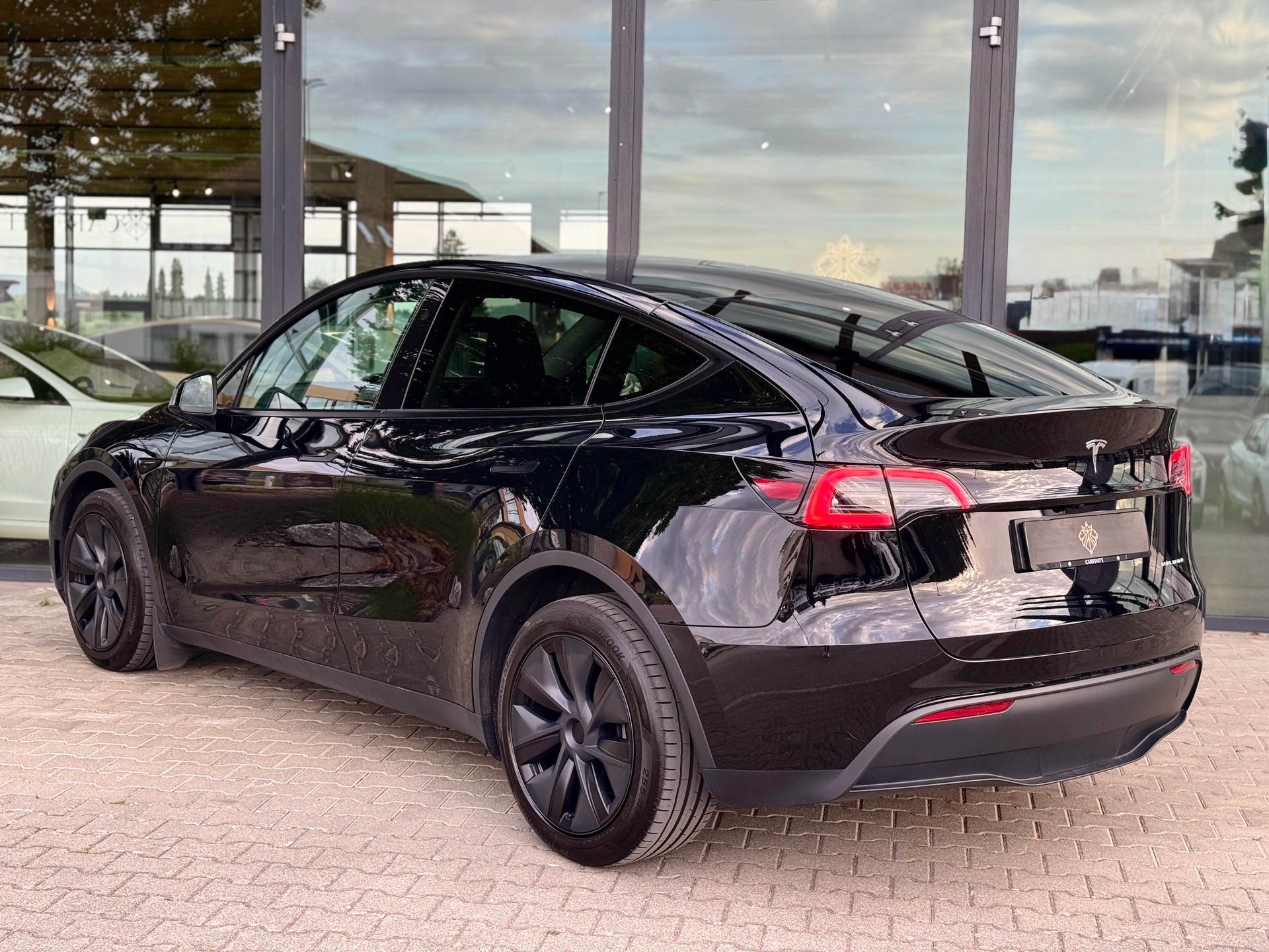 TESLA Model Y Long Range-showroom-element-3