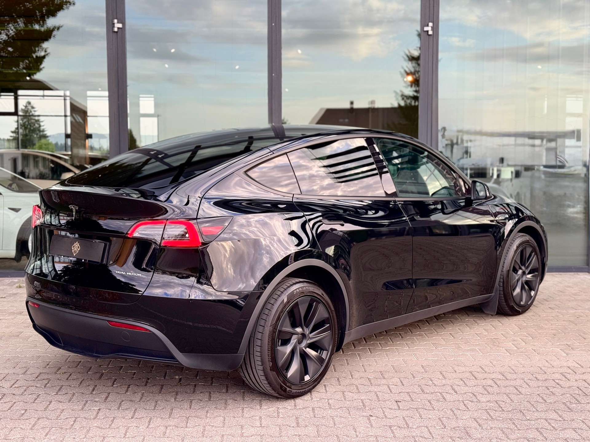 TESLA Model Y Long Range-image-5