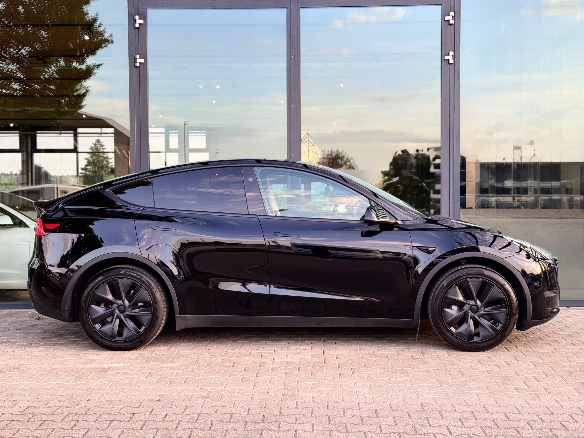 TESLA Model Y Long Range-image-6