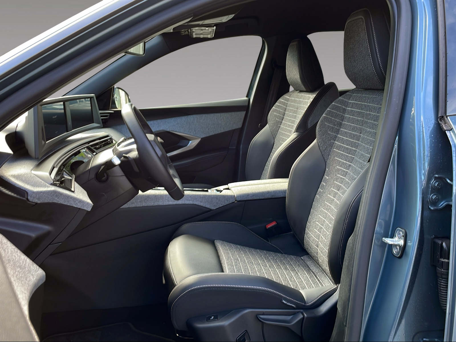 PEUGEOT 5008 1.2 Hybrid Allure-image-5