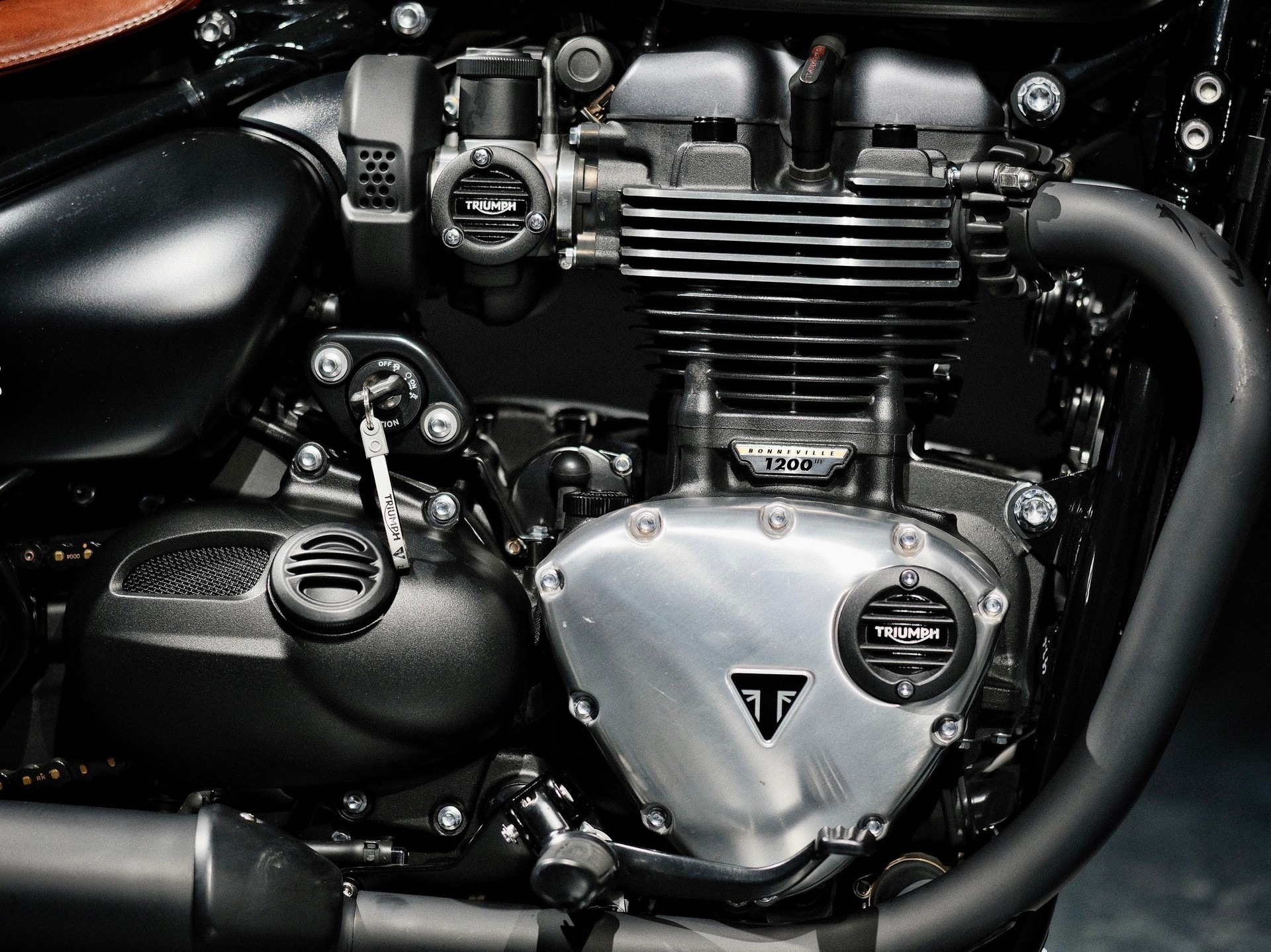 TRIUMPH Bonneville 1200 Bobber Black ABS-image-5