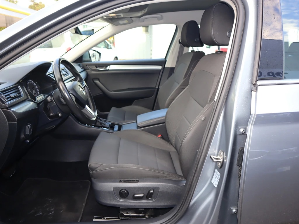 SKODA Superb Combi 2.0 TDi Ambition DSG ** Gr-Navi ** RF-Kamera ** Abstandsregelsysteme ** Frisch Ab MFK & Service **-image-10