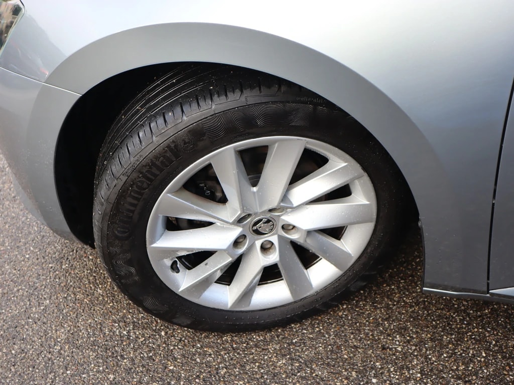 SKODA Superb Combi 2.0 TDi Ambition DSG ** Gr-Navi ** RF-Kamera ** Abstandsregelsysteme ** Frisch Ab MFK & Service **-image-12