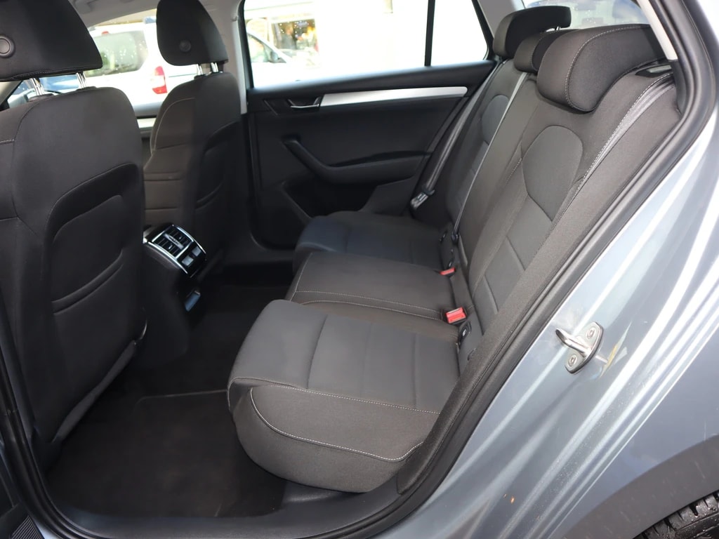 SKODA Superb Combi 2.0 TDi Ambition DSG ** Gr-Navi ** RF-Kamera ** Abstandsregelsysteme ** Frisch Ab MFK & Service **-image-11