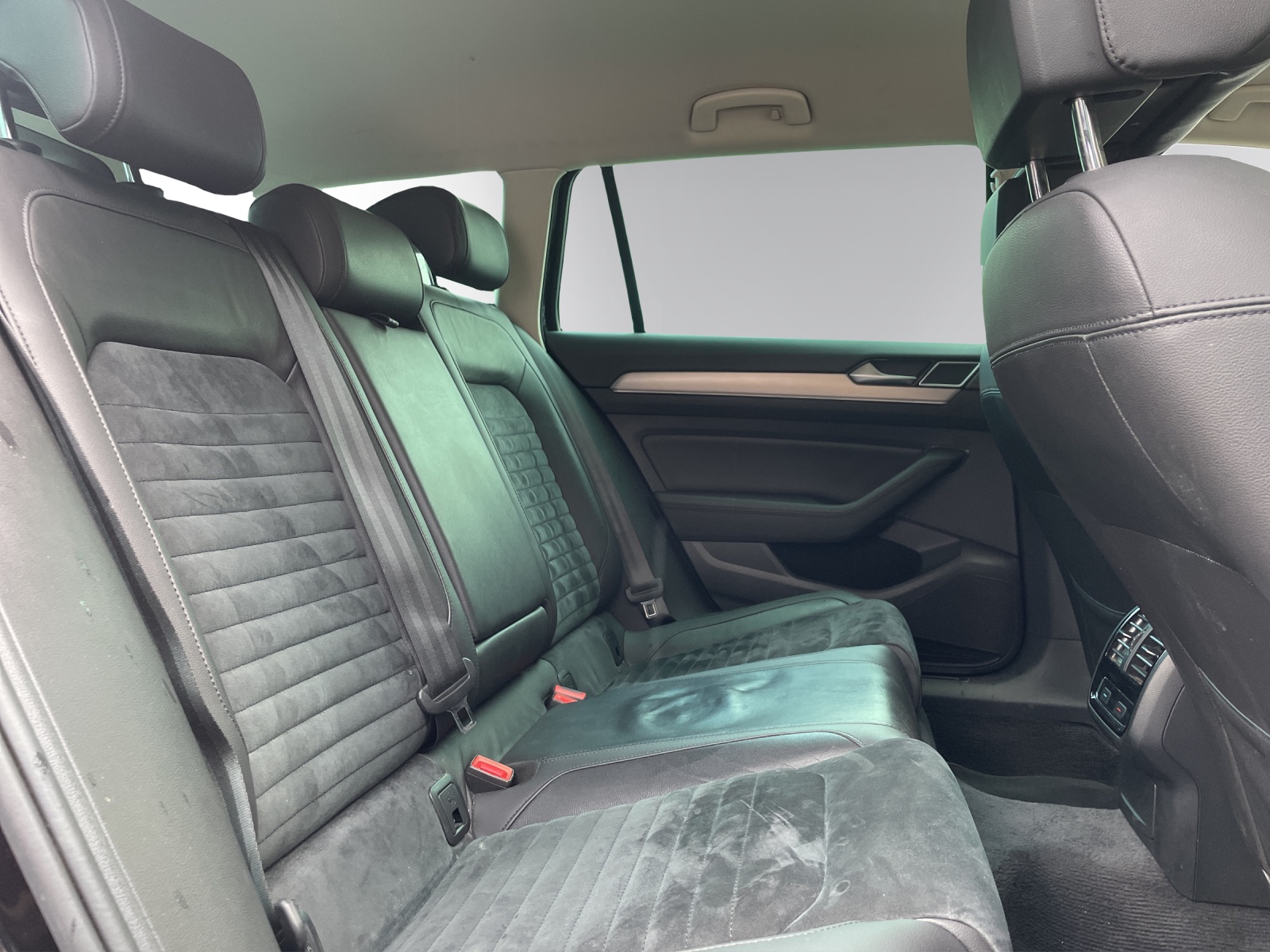 VW Passat Variant 2.0 TDI BMT High. DSG 4Motion-image-12