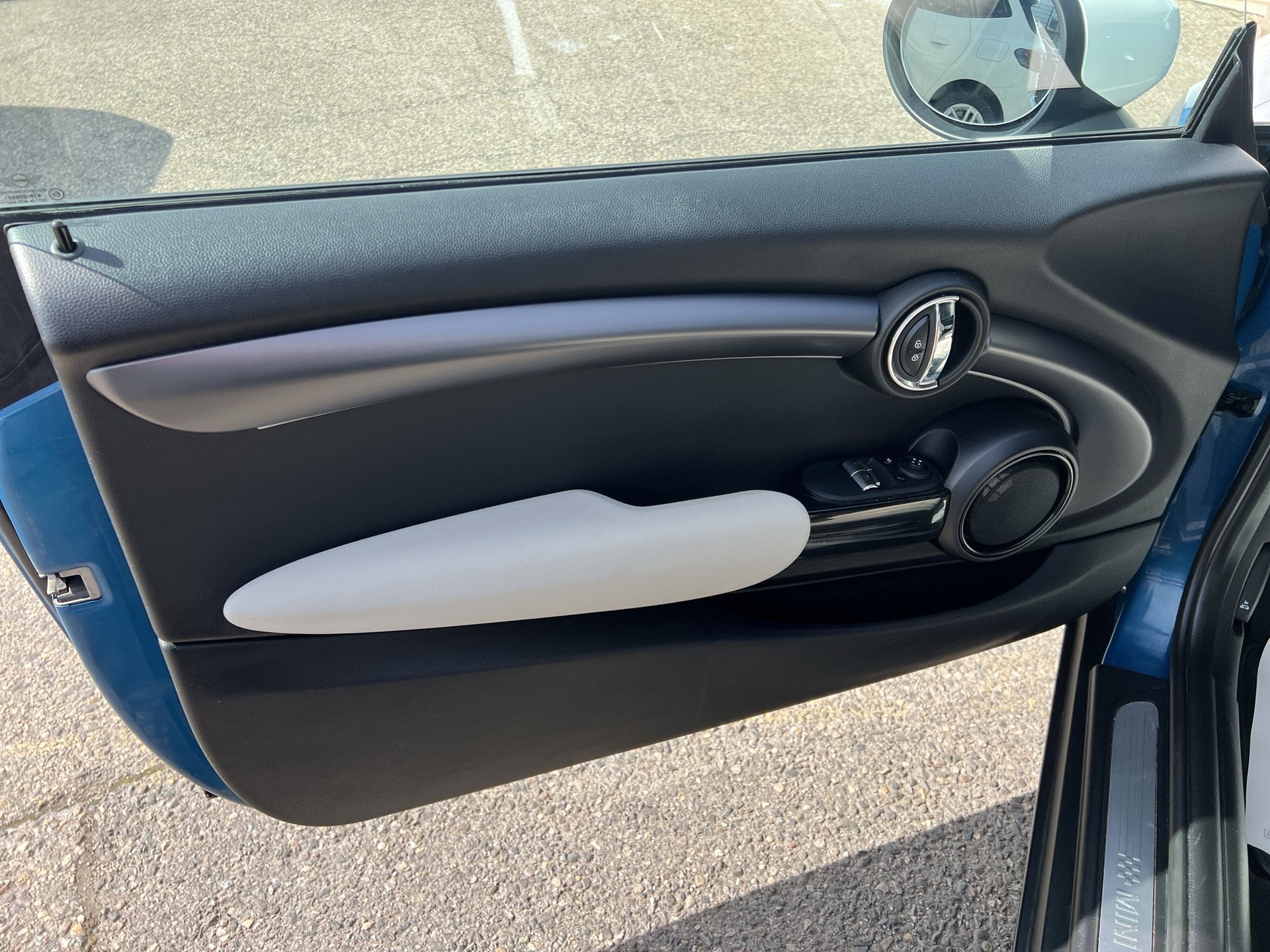 MINI Cooper SE Mosaert Edition-image-15