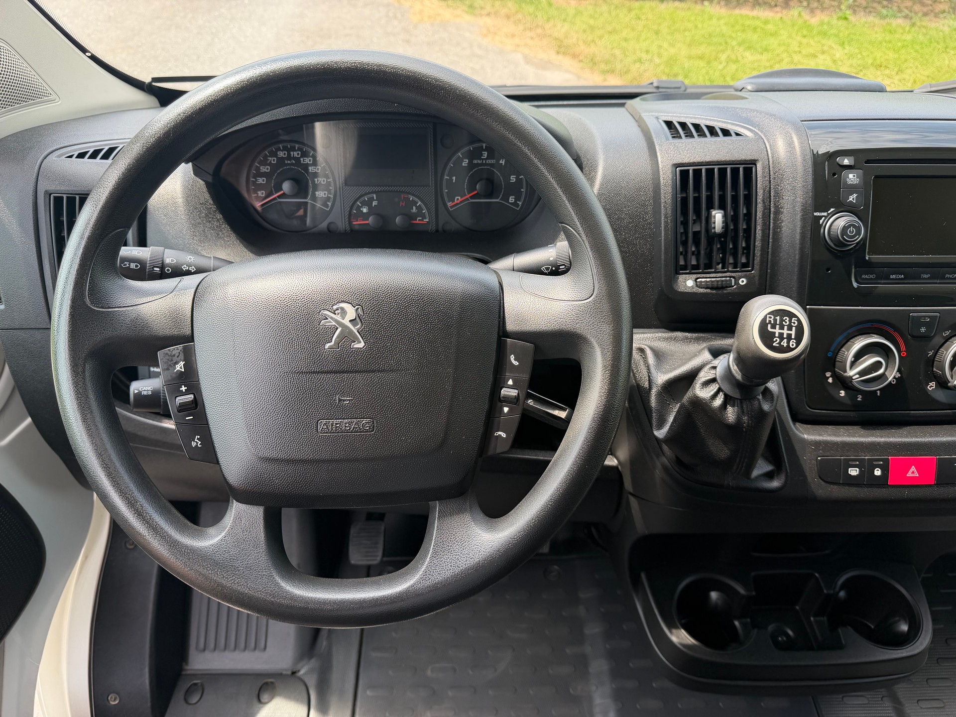 PEUGEOT Boxer 2.0 HDI 335 Allure L2H2-image-10