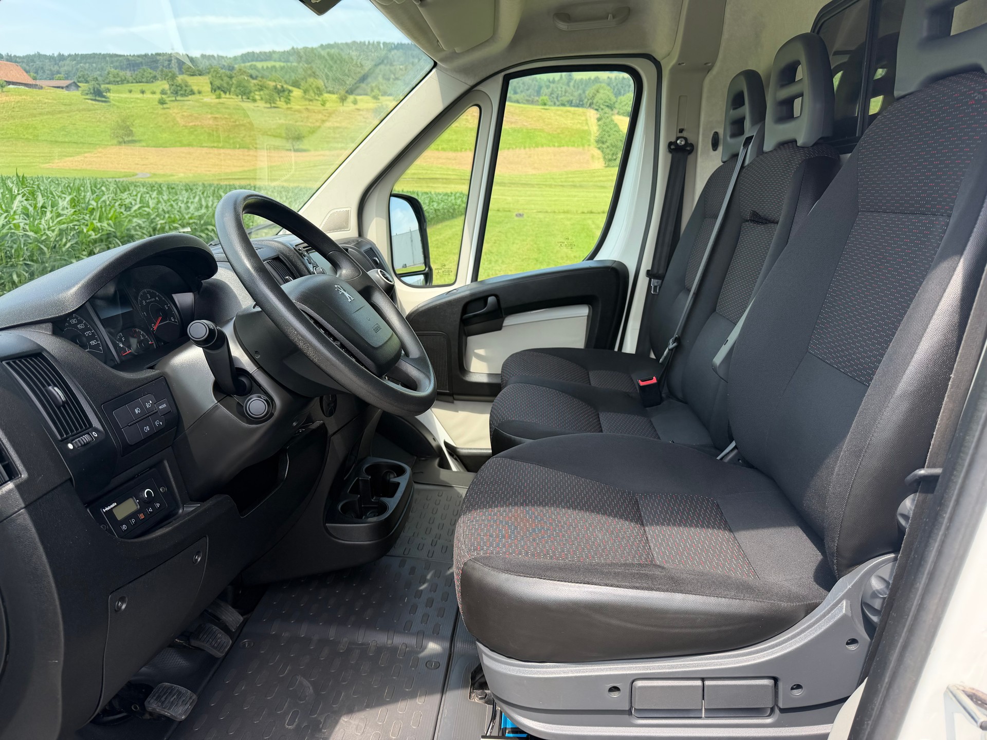 PEUGEOT Boxer 2.0 HDI 335 Allure L2H2-image-8