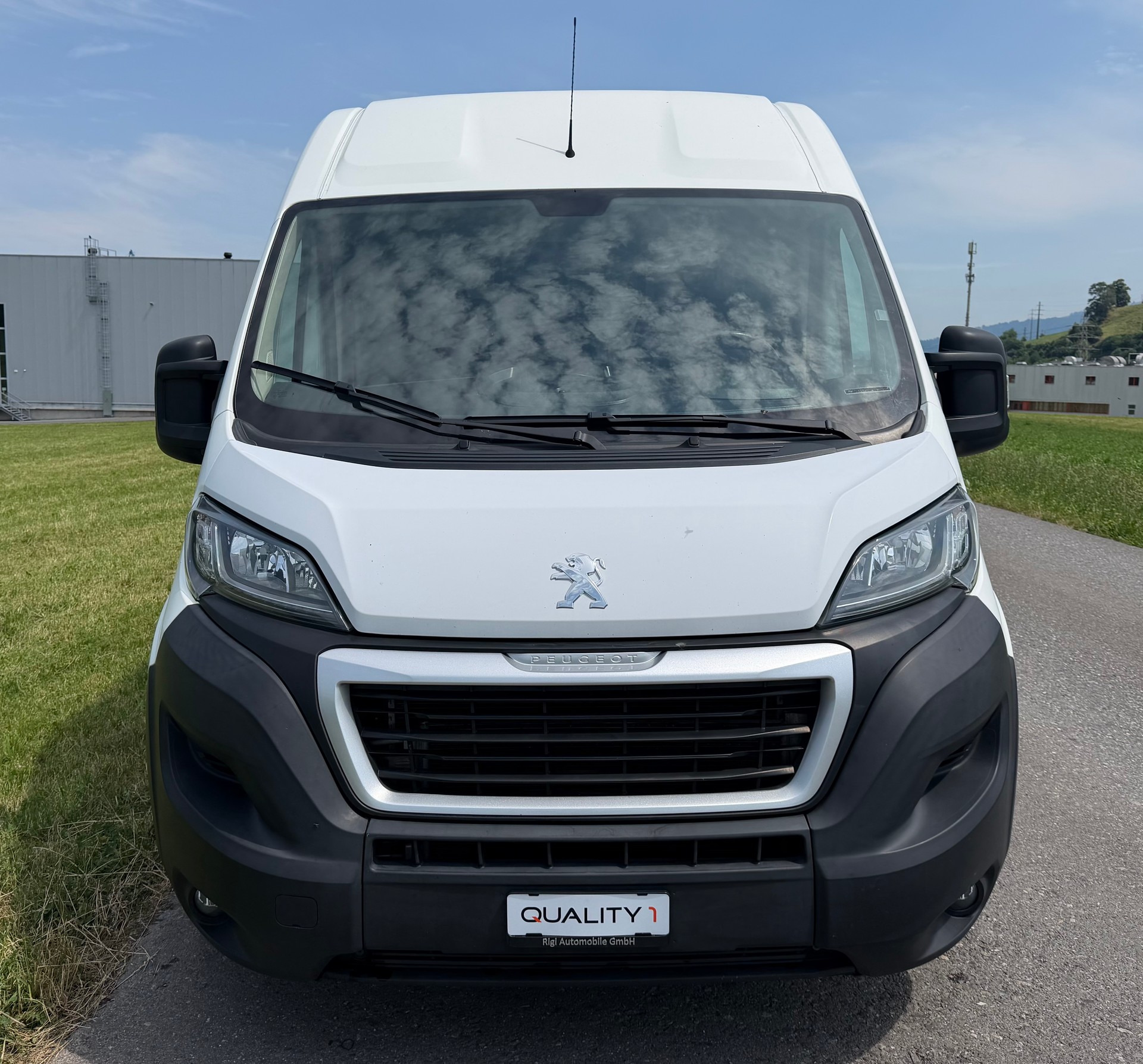 PEUGEOT Boxer 2.0 HDI 335 Allure L2H2-image-2