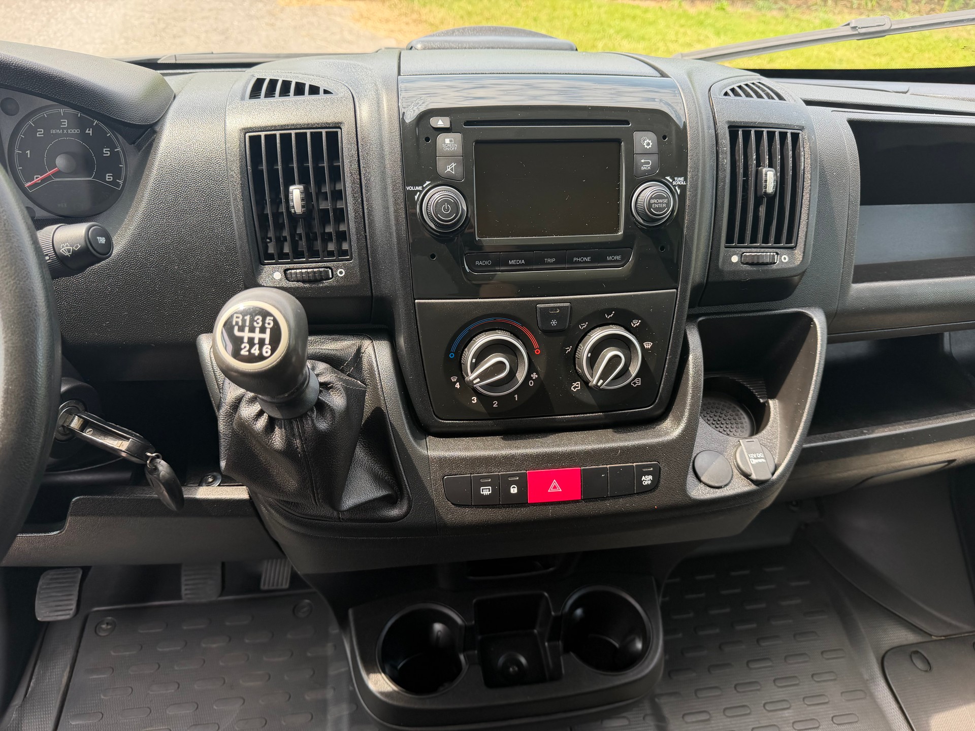 PEUGEOT Boxer 2.0 HDI 335 Allure L2H2-image-11