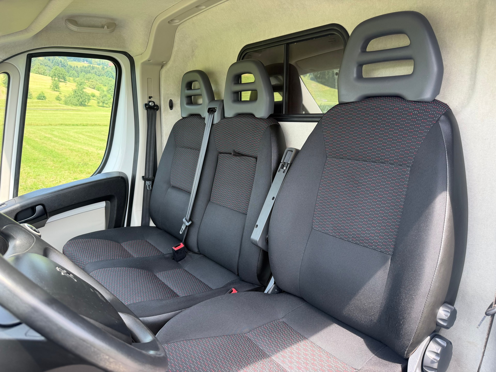 PEUGEOT Boxer 2.0 HDI 335 Allure L2H2-image-12