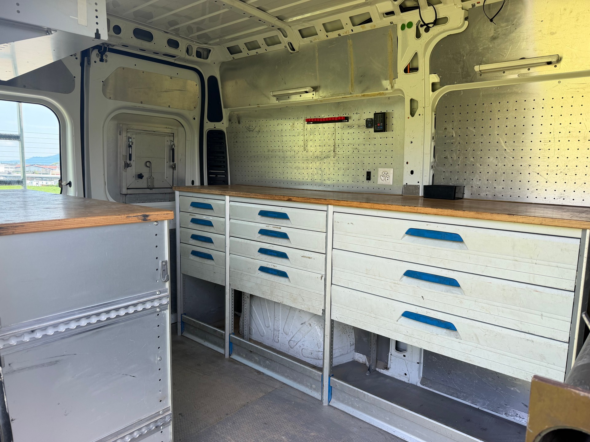 PEUGEOT Boxer 2.0 HDI 335 Allure L2H2-image-14