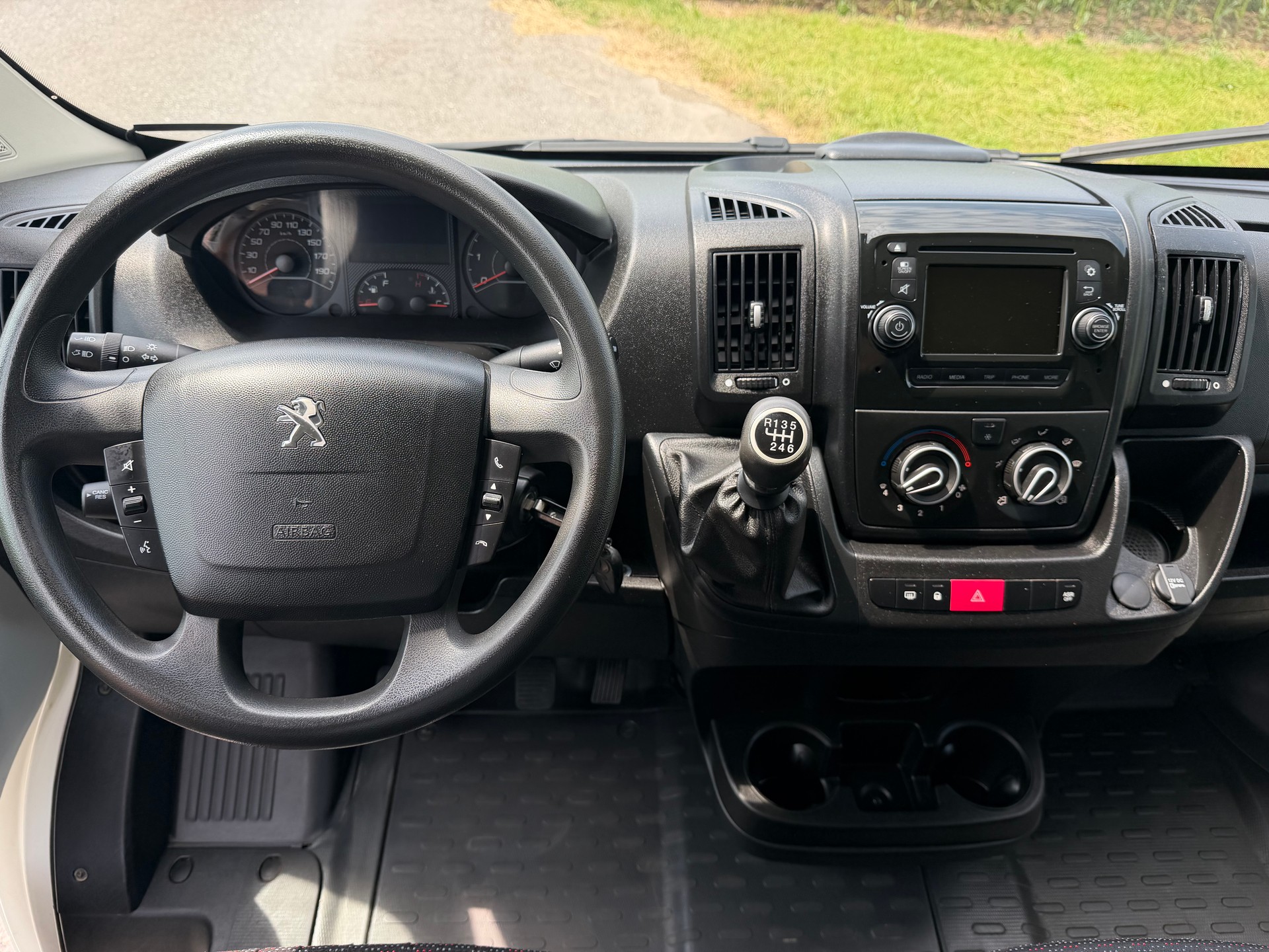 PEUGEOT Boxer 2.0 HDI 335 Allure L2H2-image-9