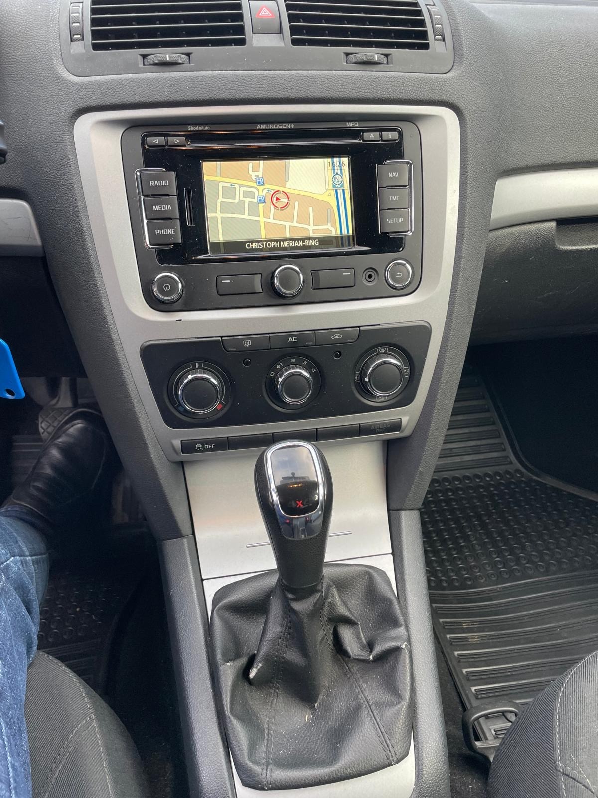 SKODA Octavia Combi 1.6 TDI Elegance 4x4-image-4