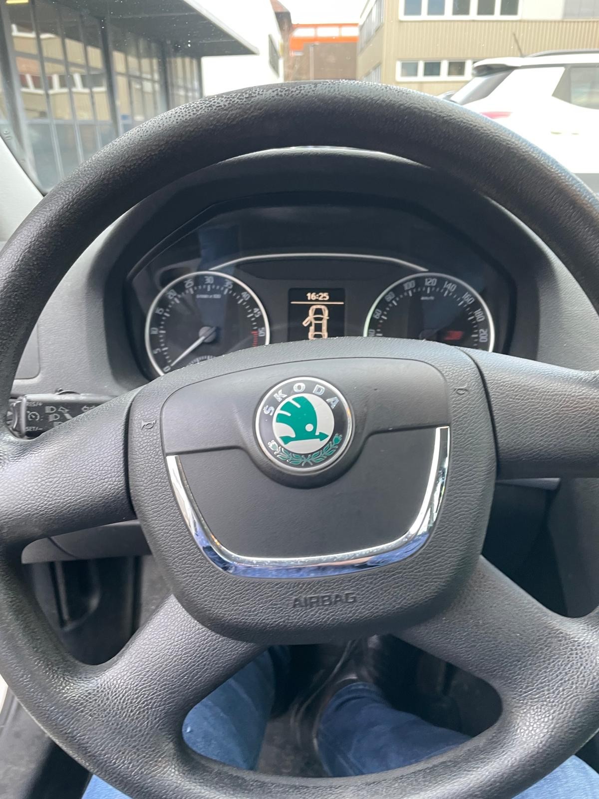 SKODA Octavia Combi 1.6 TDI Elegance 4x4-image-2