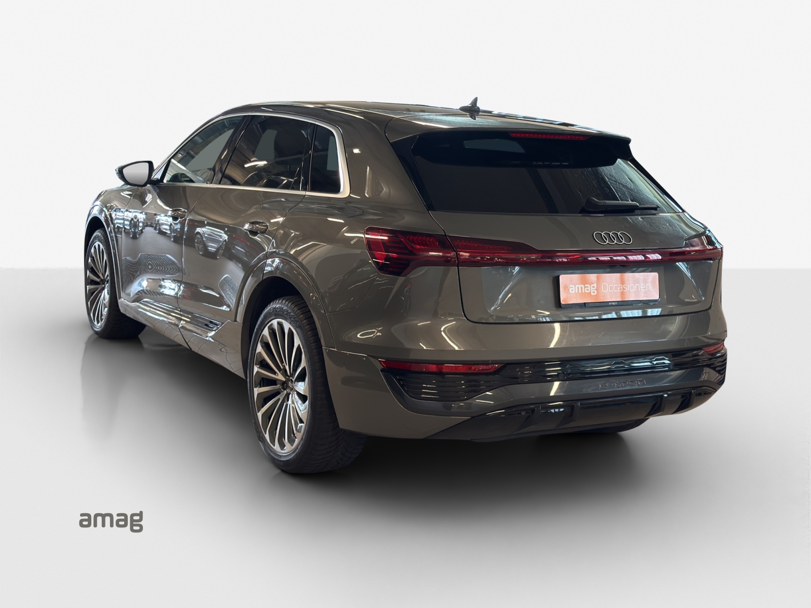 AUDI Q8 55 e-tron S line quattro-image-2