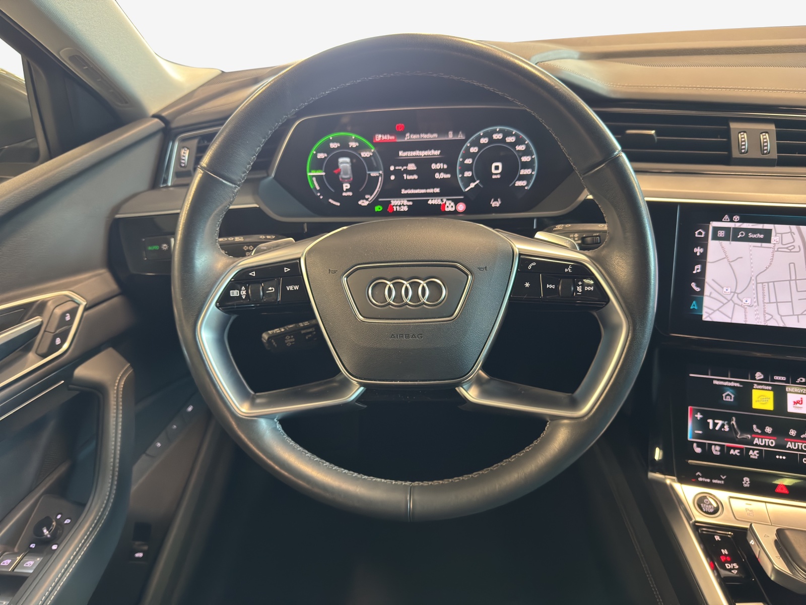AUDI Q8 55 e-tron S line quattro-image-9