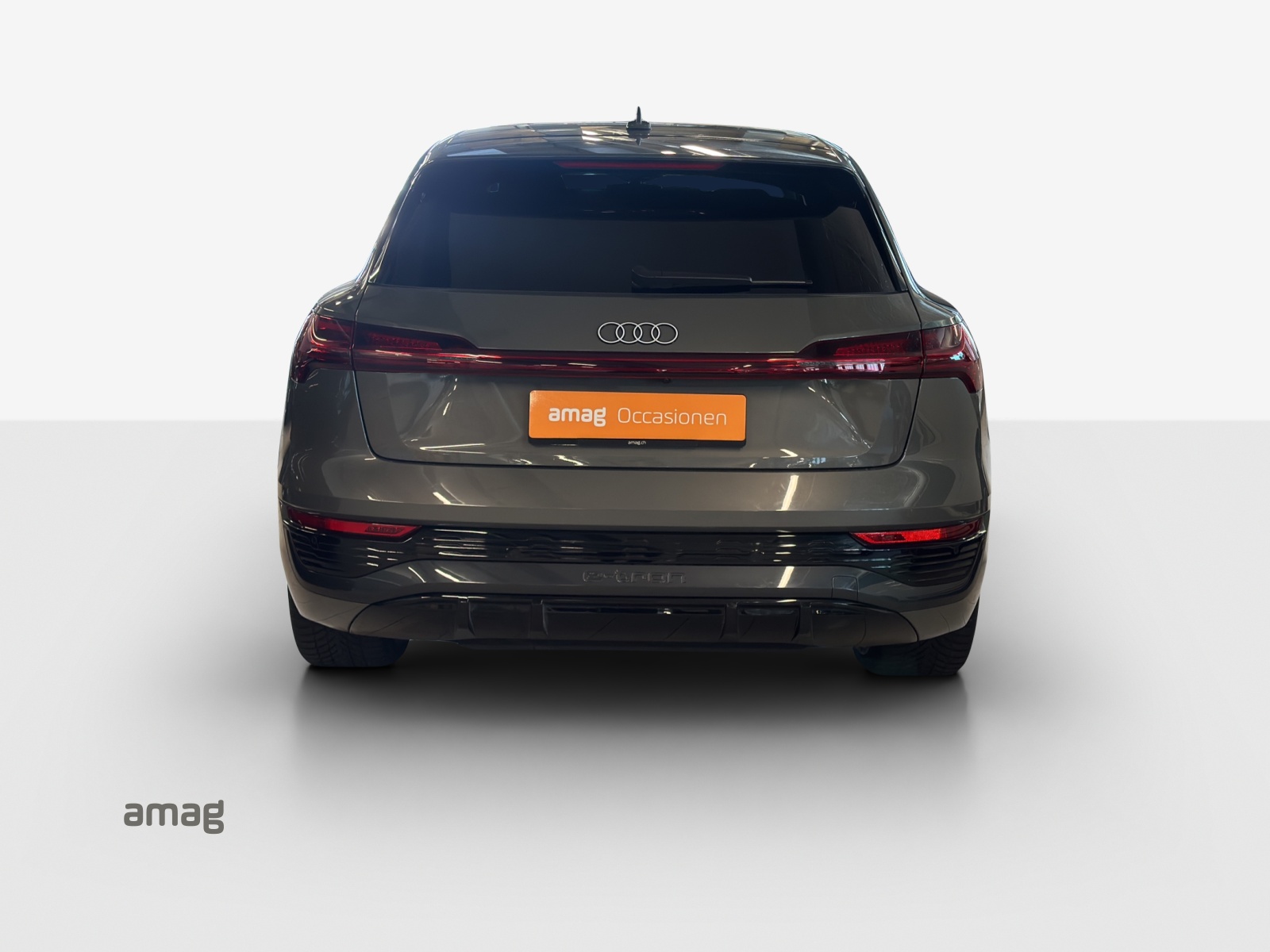 AUDI Q8 55 e-tron S line quattro-image-3