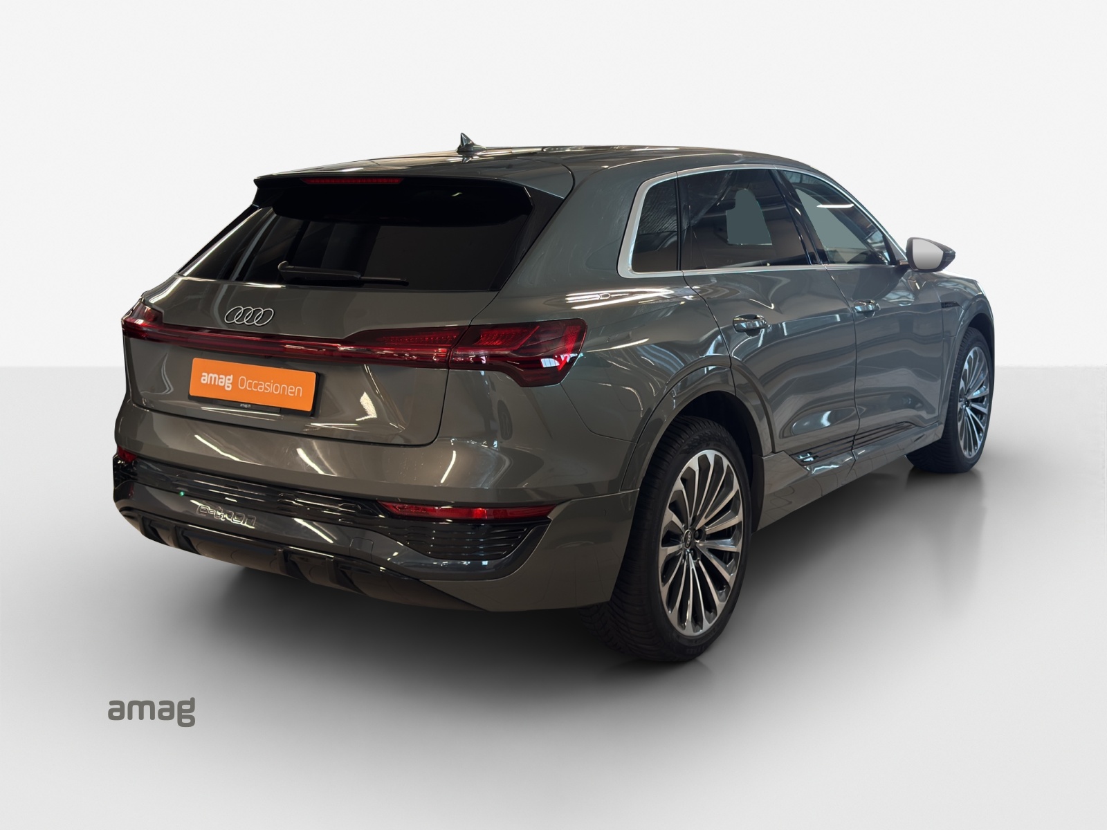 AUDI Q8 55 e-tron S line quattro-image-4