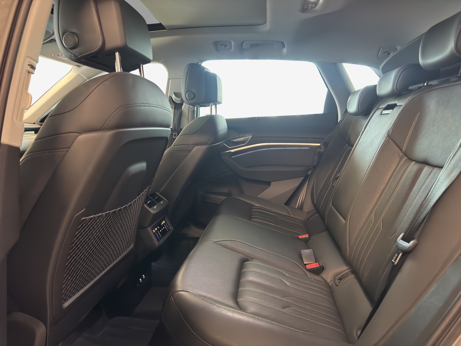 AUDI Q8 55 e-tron S line quattro-image-11