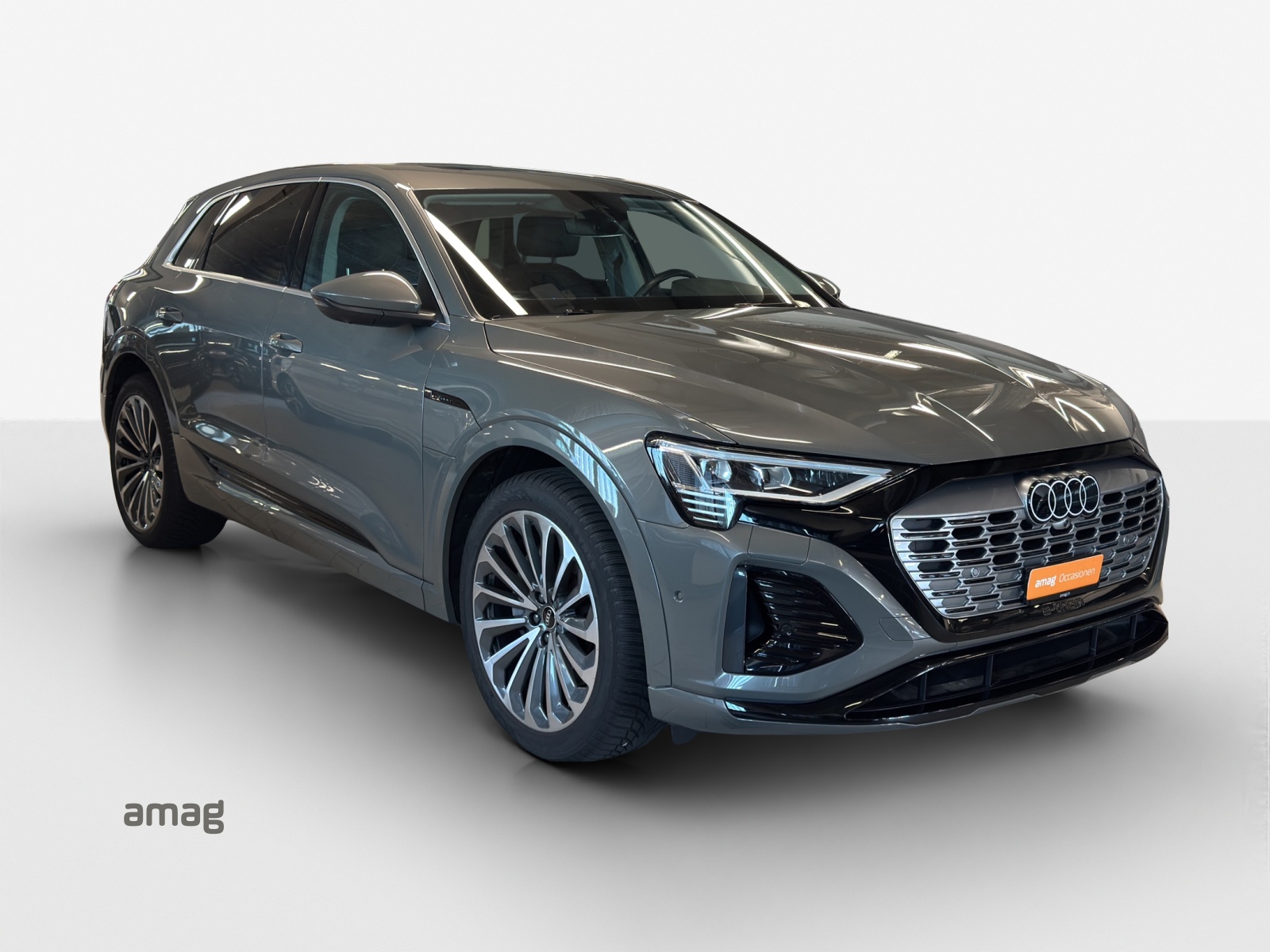 AUDI Q8 55 e-tron S line quattro-image-5