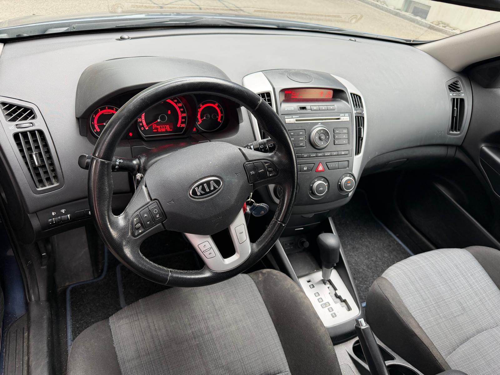 KIA Cee'd Sporty Wagon 1.6 16V Trend Automatic-image-9