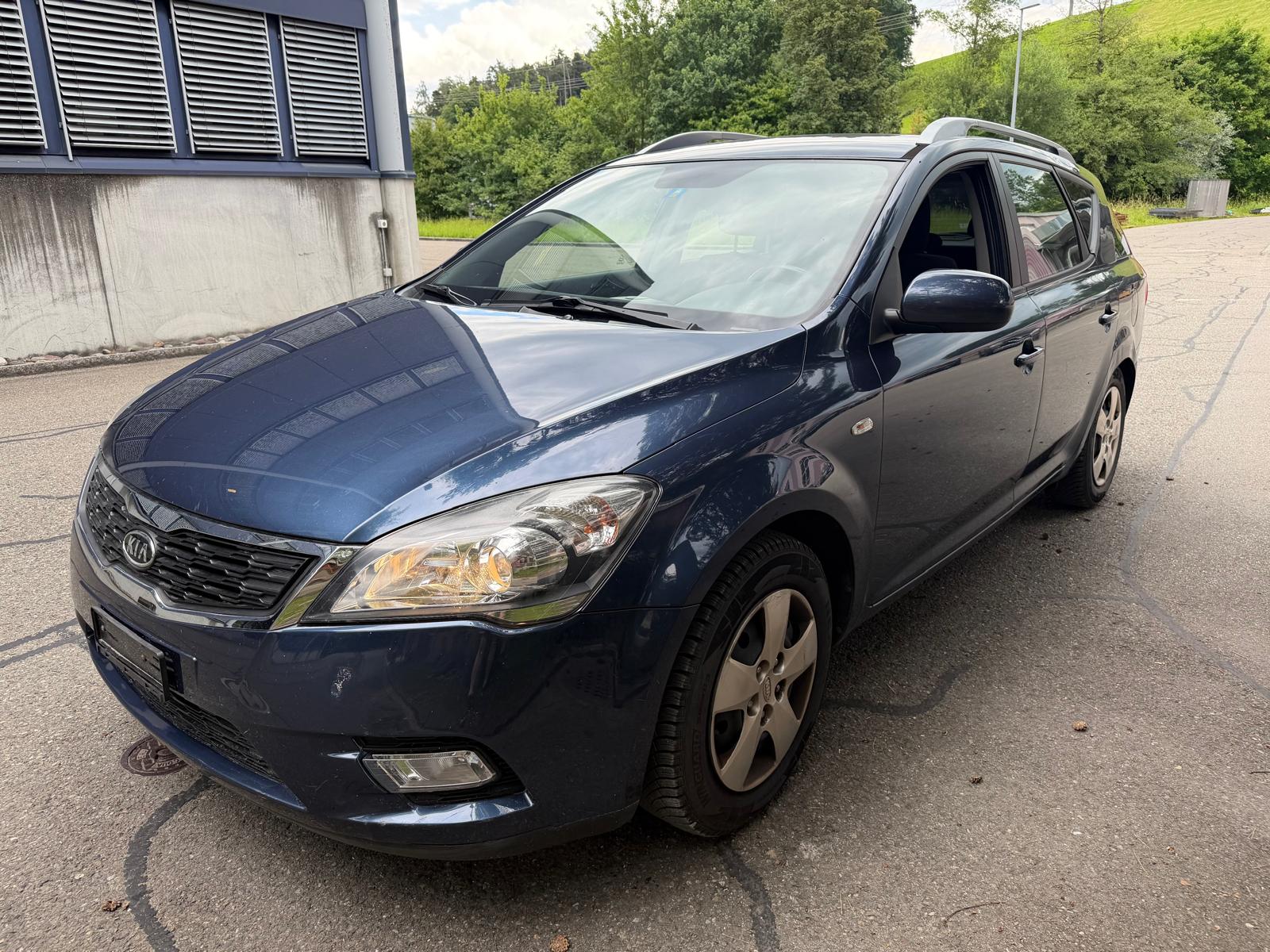KIA Cee'd Sporty Wagon 1.6 16V Trend Automatic-image-2