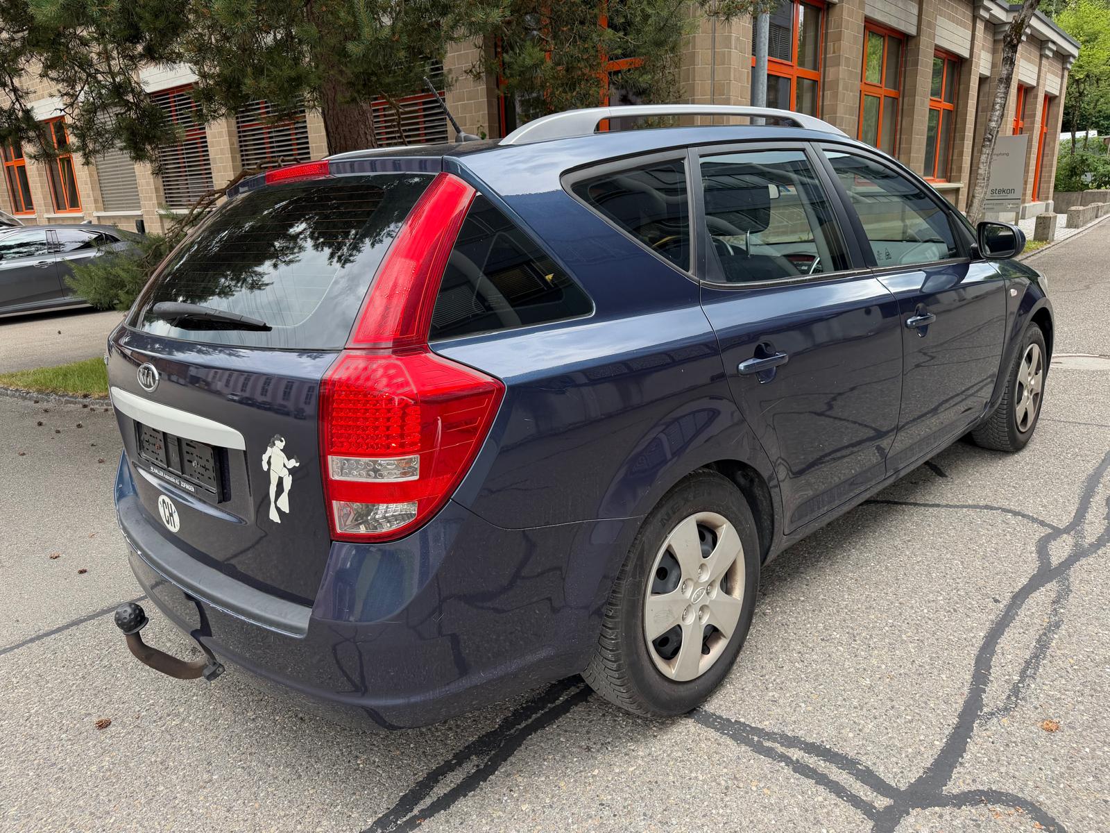 KIA Cee'd Sporty Wagon 1.6 16V Trend Automatic-image-3
