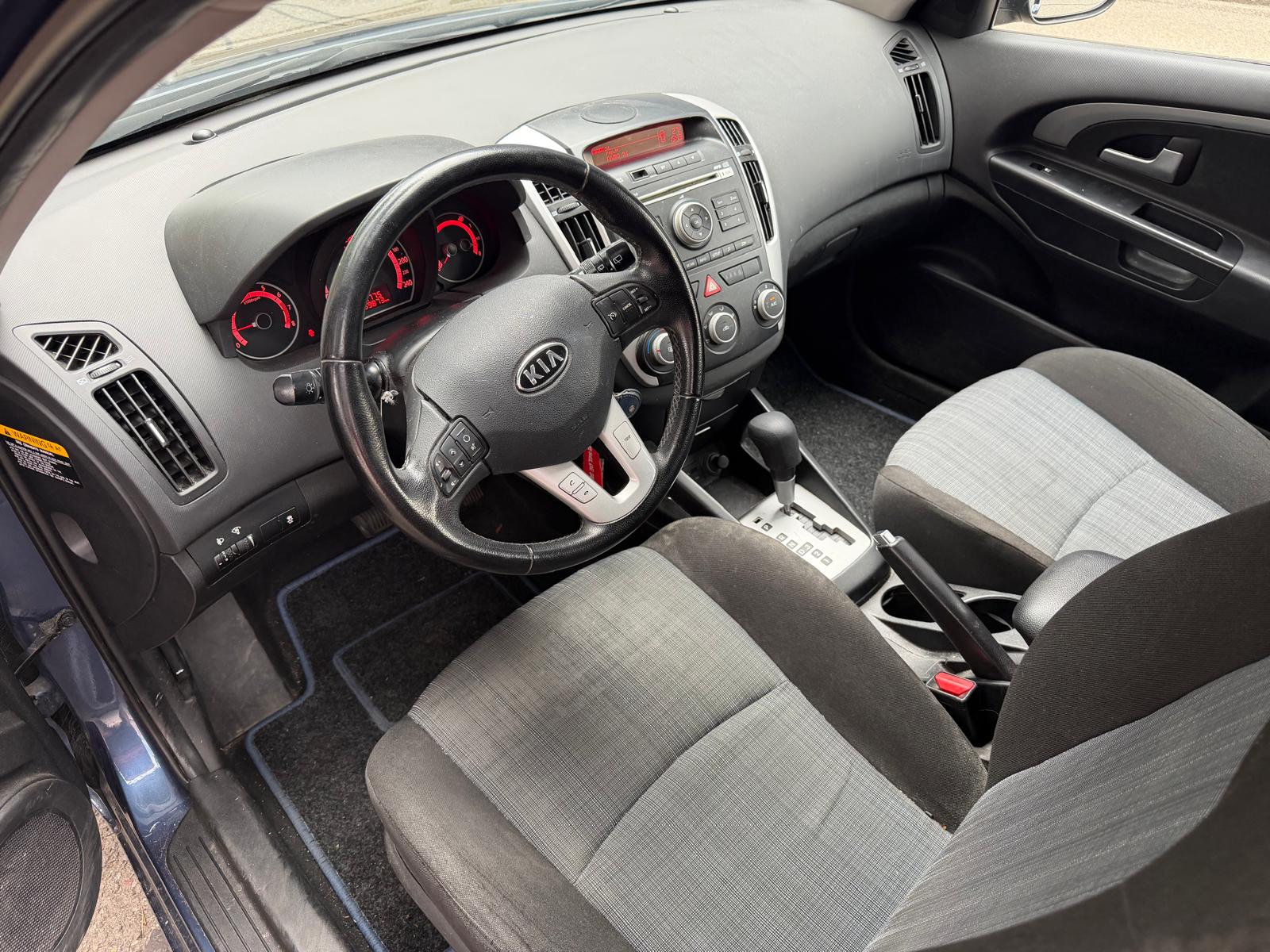 KIA Cee'd Sporty Wagon 1.6 16V Trend Automatic-image-6