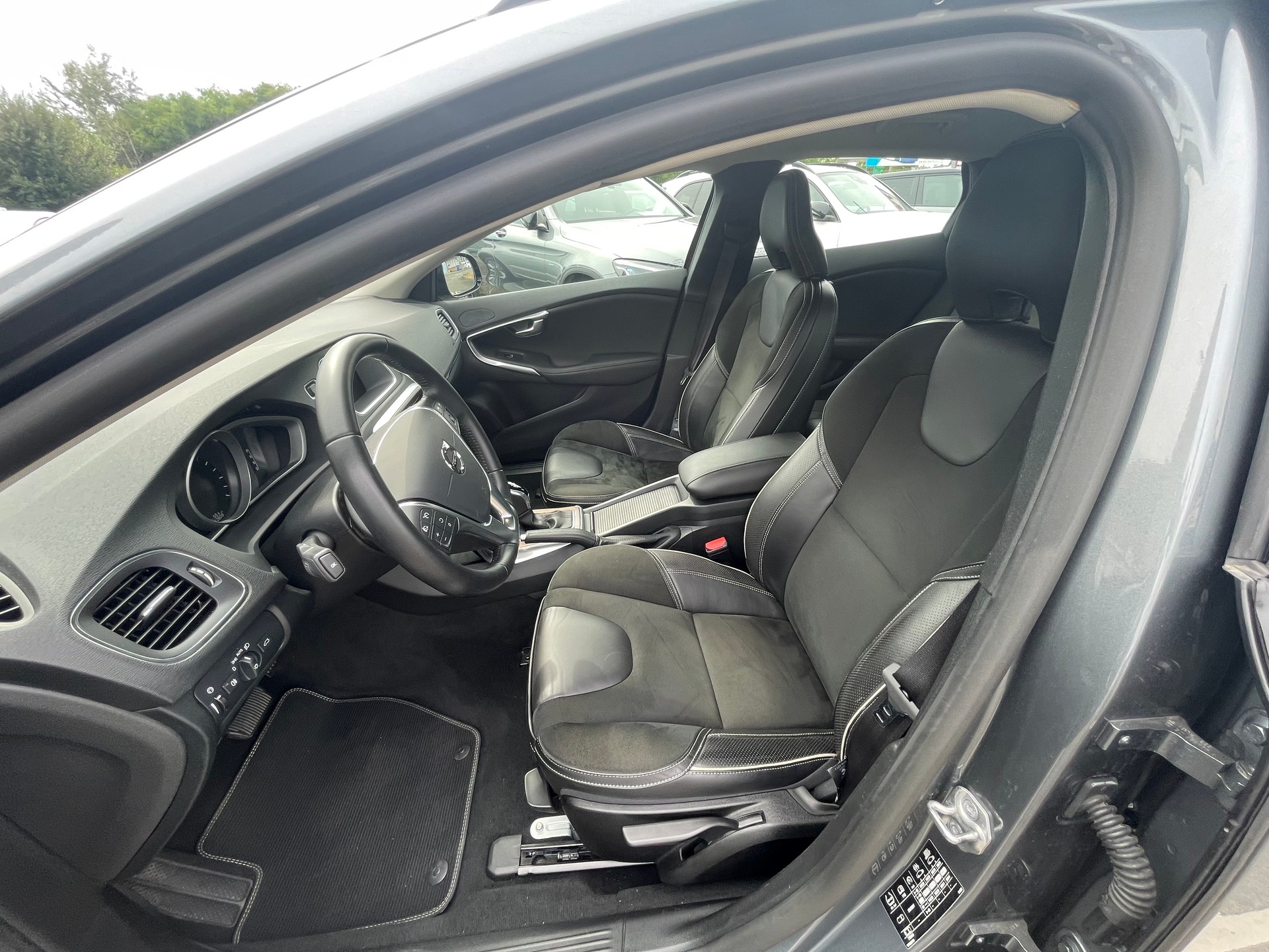 VOLVO V40 Cross Country T4 AWD Lyx Geartronic-image-8