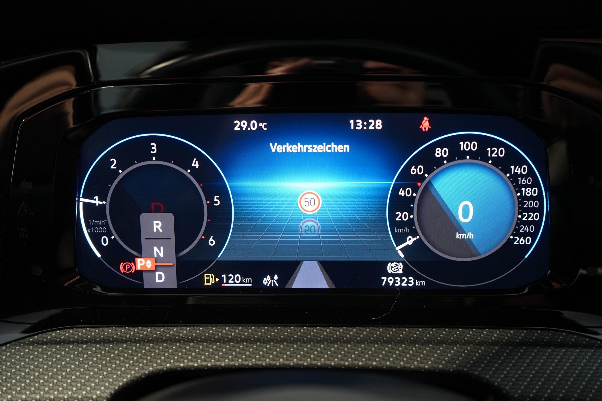 VW Golf VIII 2.0 TDI R-Line DSG 4motion-image-9
