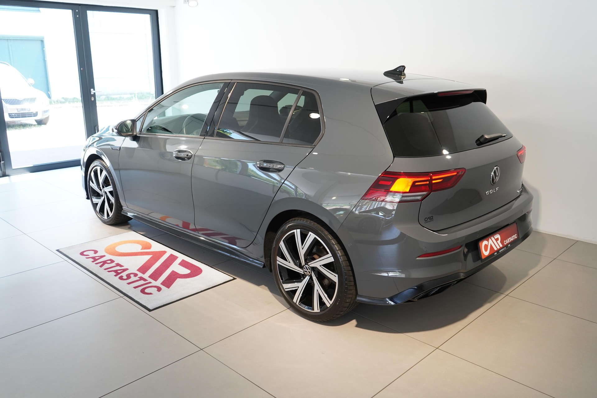 VW Golf VIII 2.0 TDI R-Line DSG 4motion-showroom-element-2
