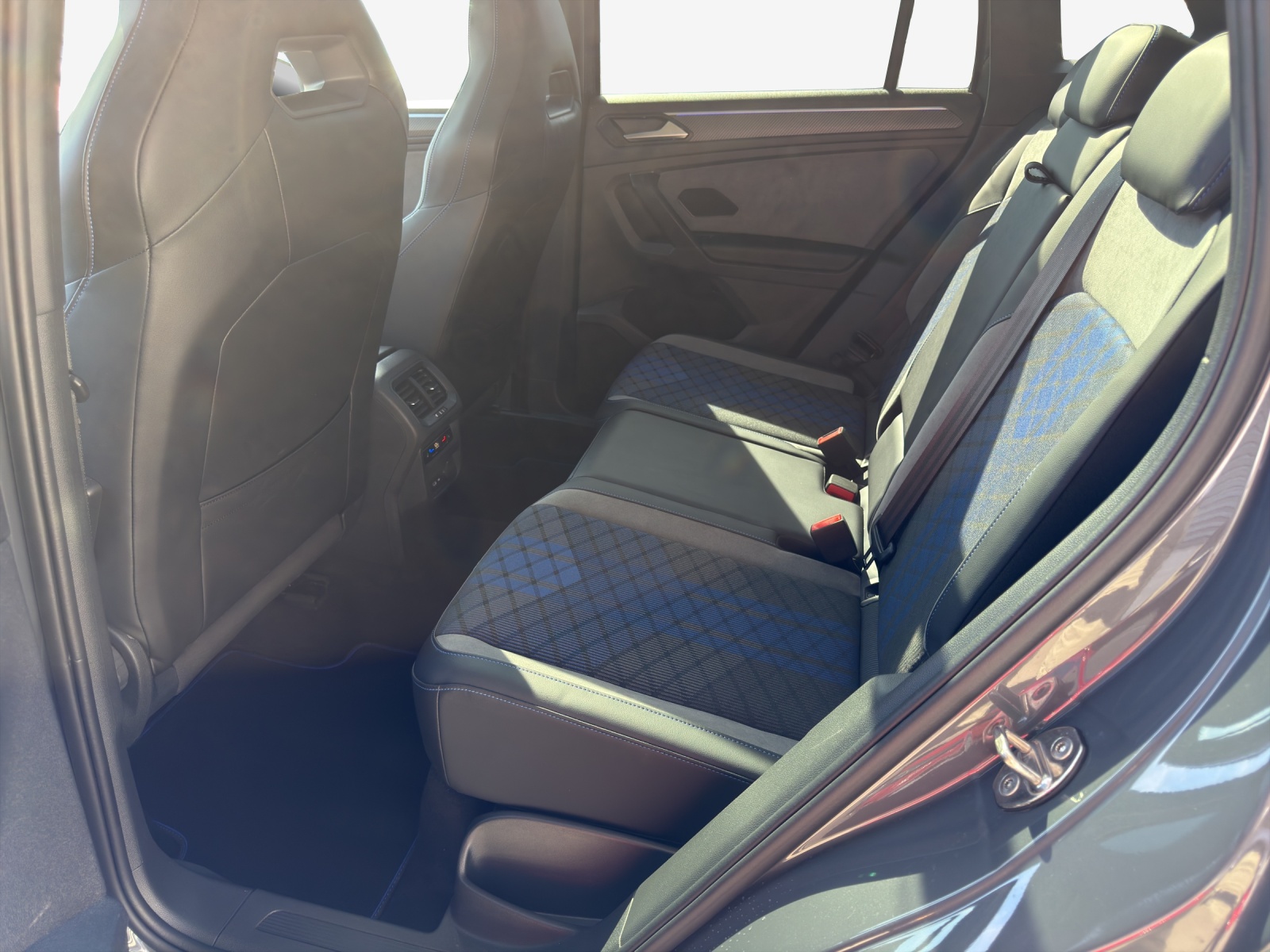 VW Tiguan 2.0TSI R 4Motion DSG-image-11
