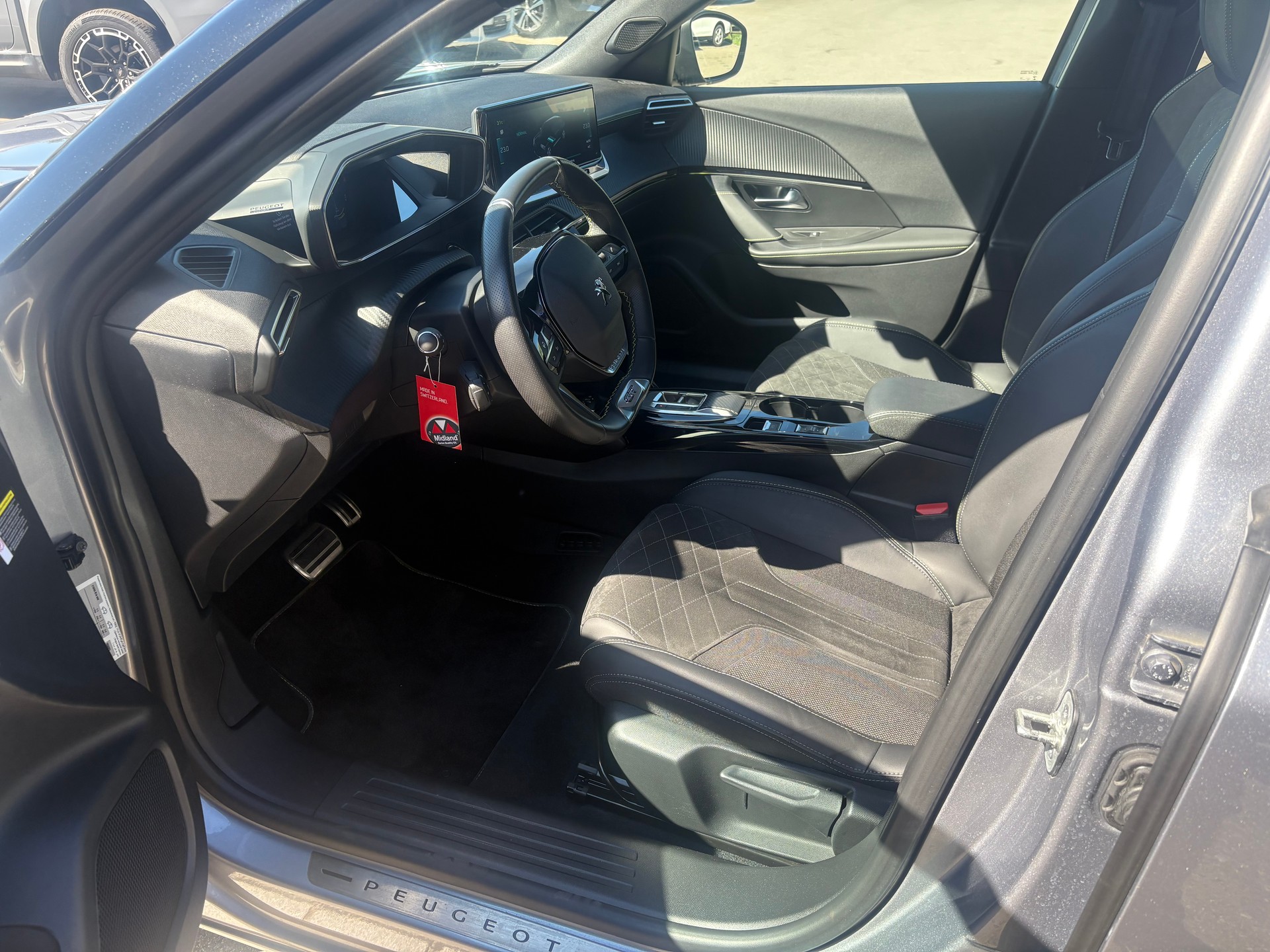 PEUGEOT 2008 e-GT-image-8