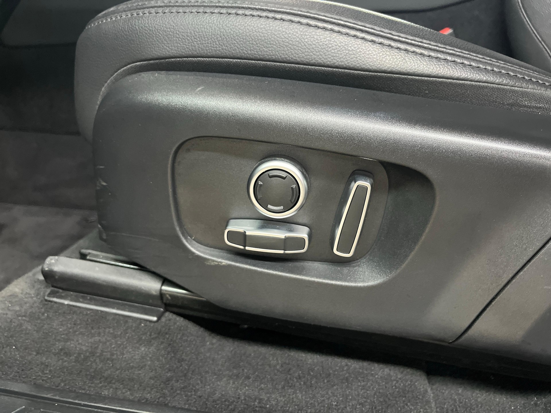 LAND ROVER Discovery Sport 2.0 SD4 200 SE-image-13