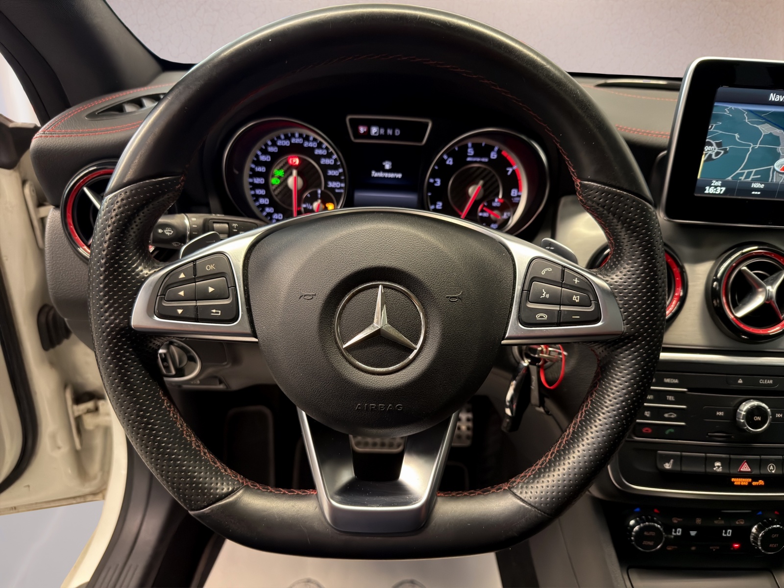 MERCEDES-BENZ CLA Shooting Brake 45 AMG 4Matic Speedshift-image-10