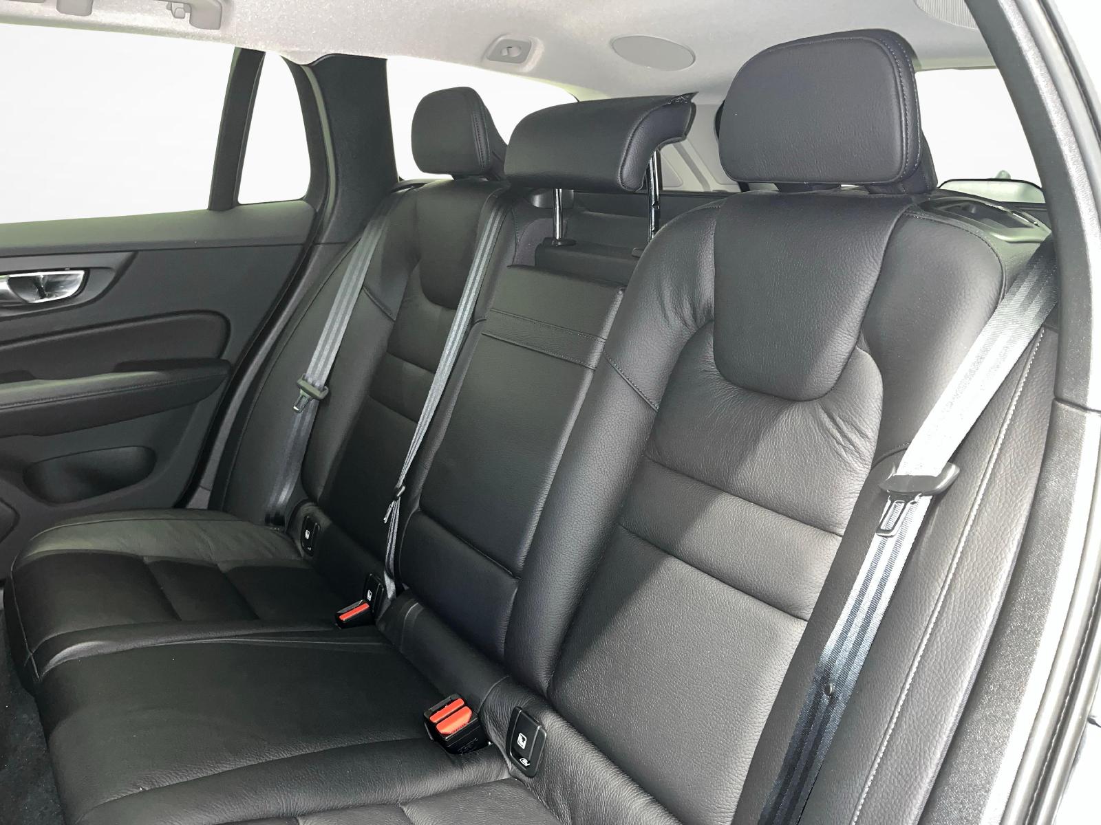 VOLVO V60 2.0 B4 Momentum-image-10